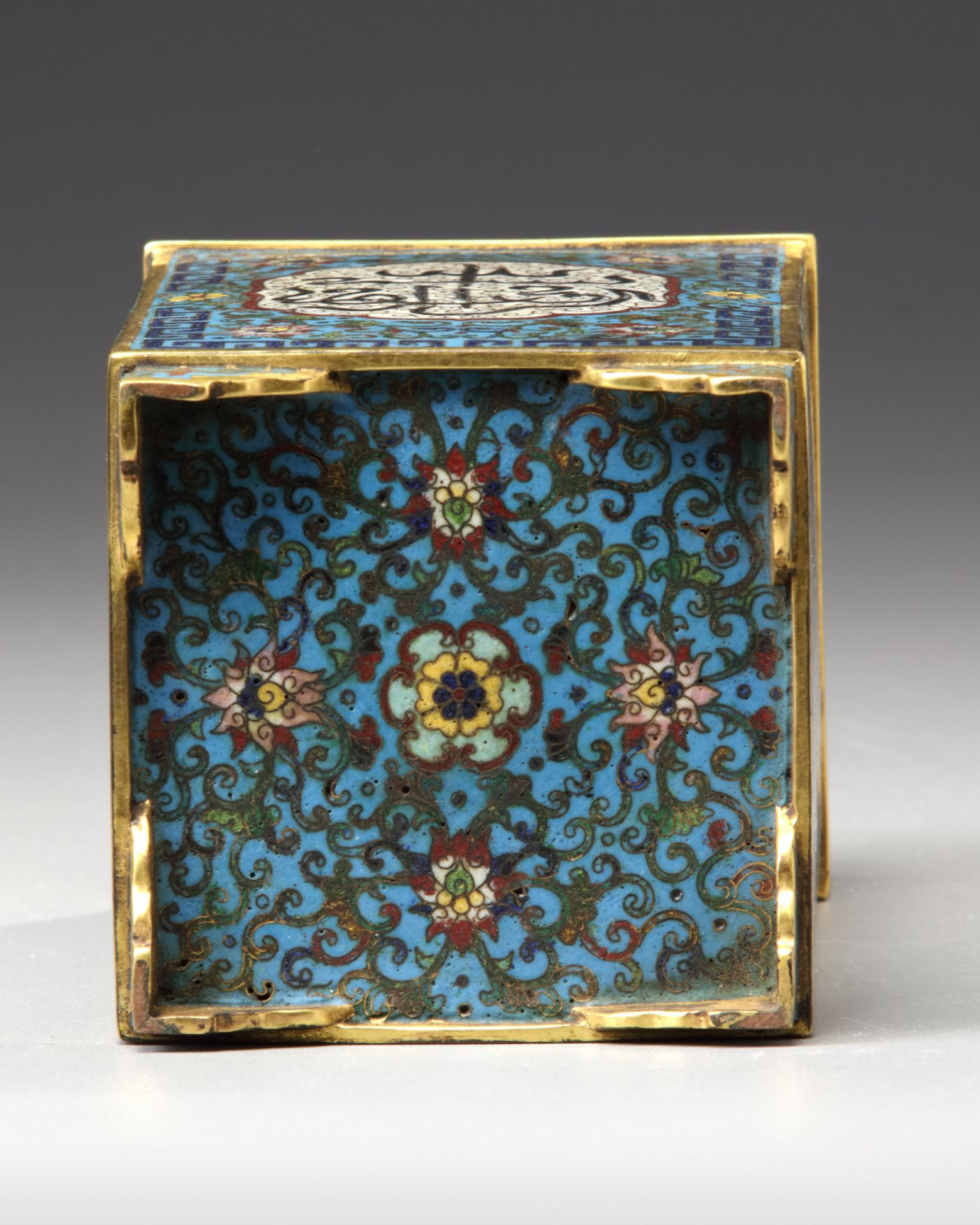 A CHINESE CLOISONNÉ BRUSH POT FOR THE ISLAMIC MARKET - Bild 5 aus 6