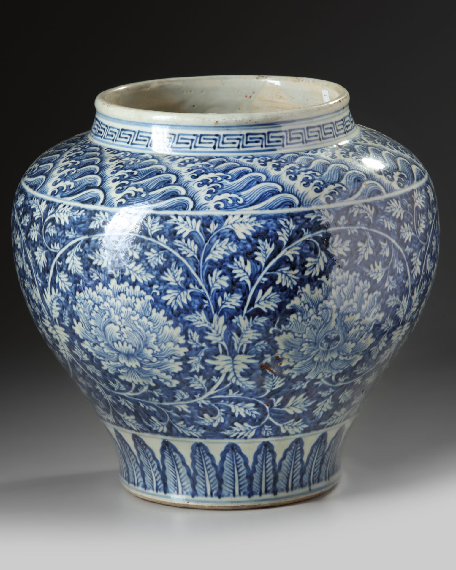A LARGE CHINESE BLUE AND WHITE JAR - Image 2 of 4