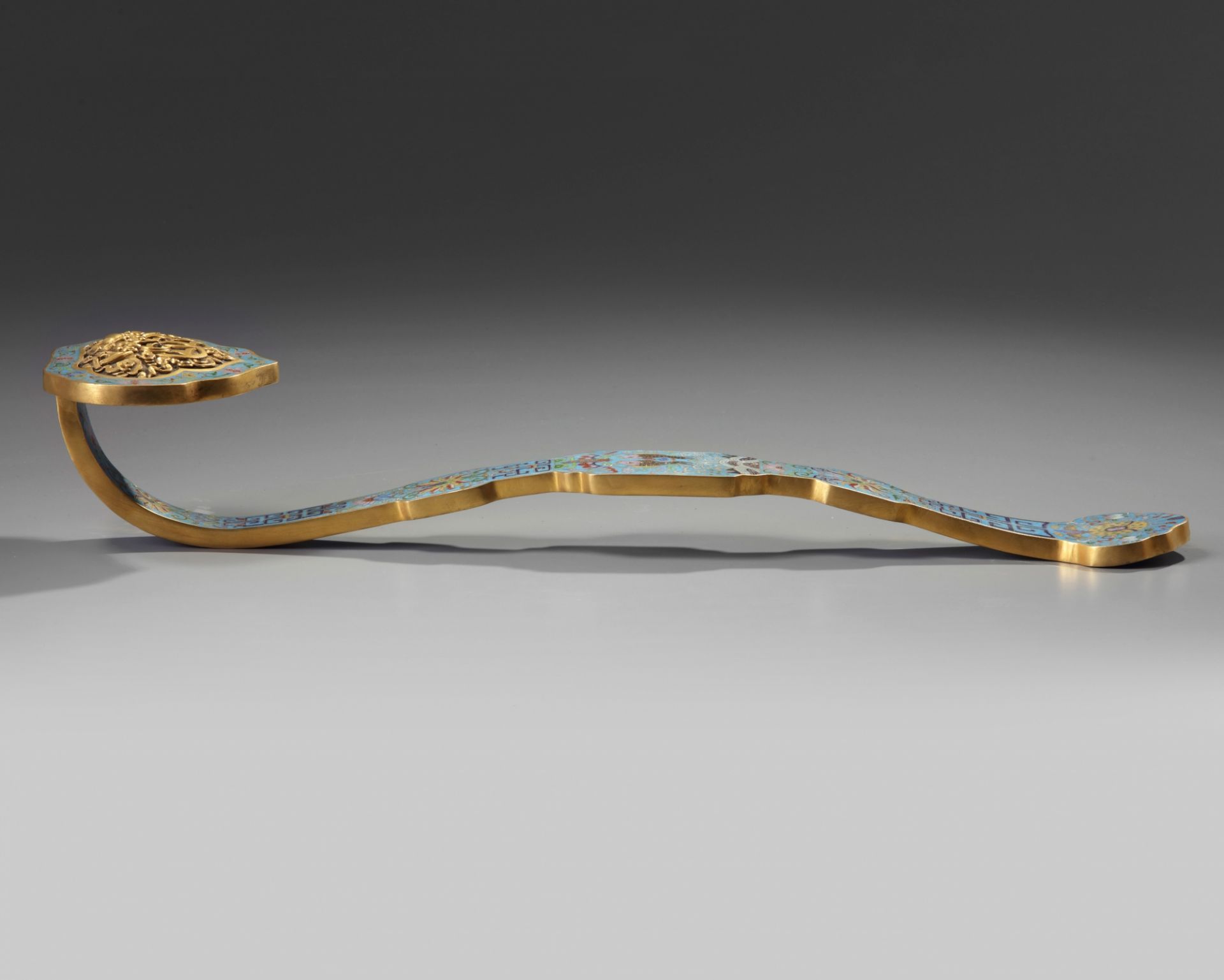 A CHINESE CLOISONNÉ ENAMEL RUYI-SCEPTRE - Image 3 of 3