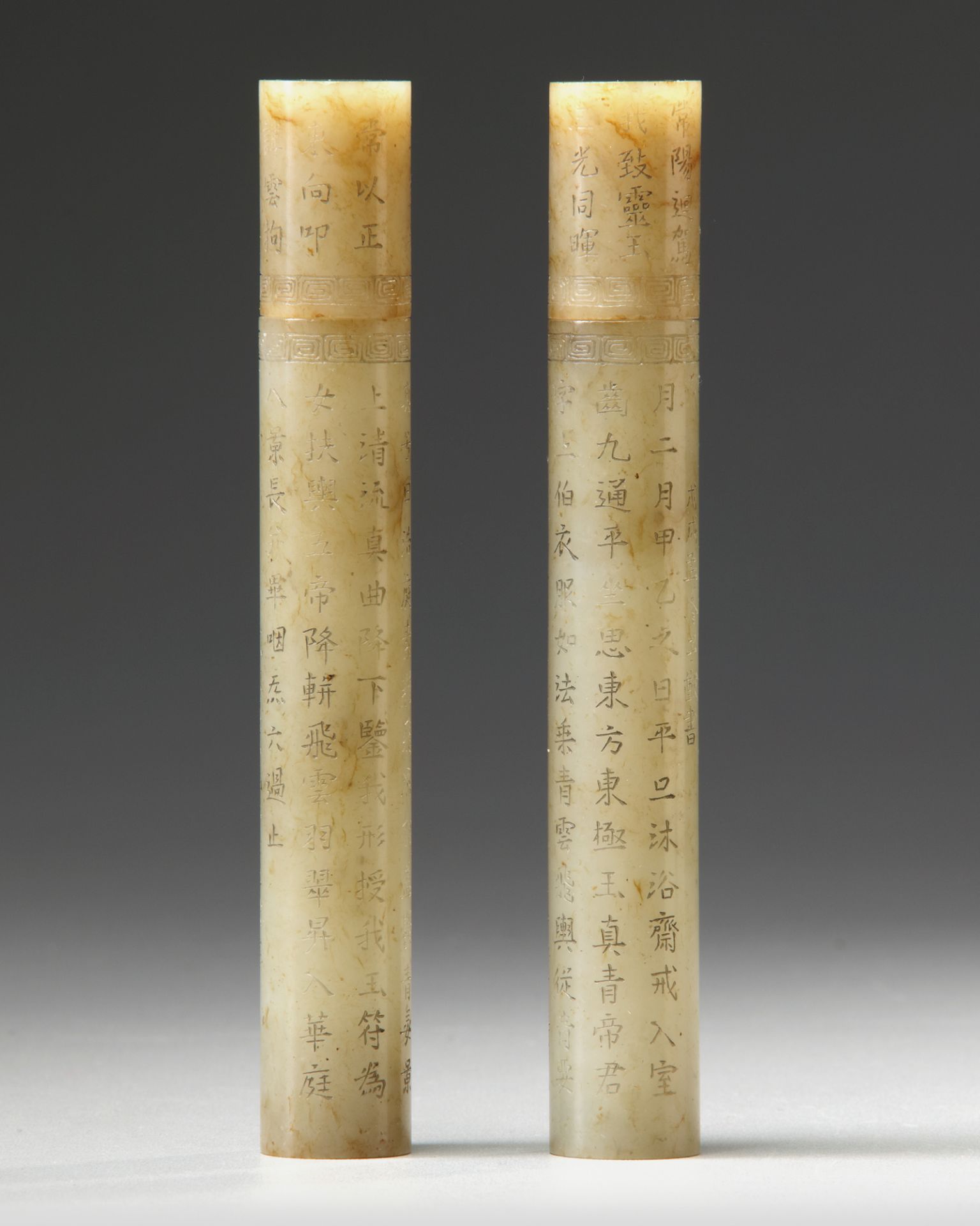 A PAIR OF CHINESE JADE CARVED JOSS STICK HOLDERS AND COVERS - Bild 2 aus 4