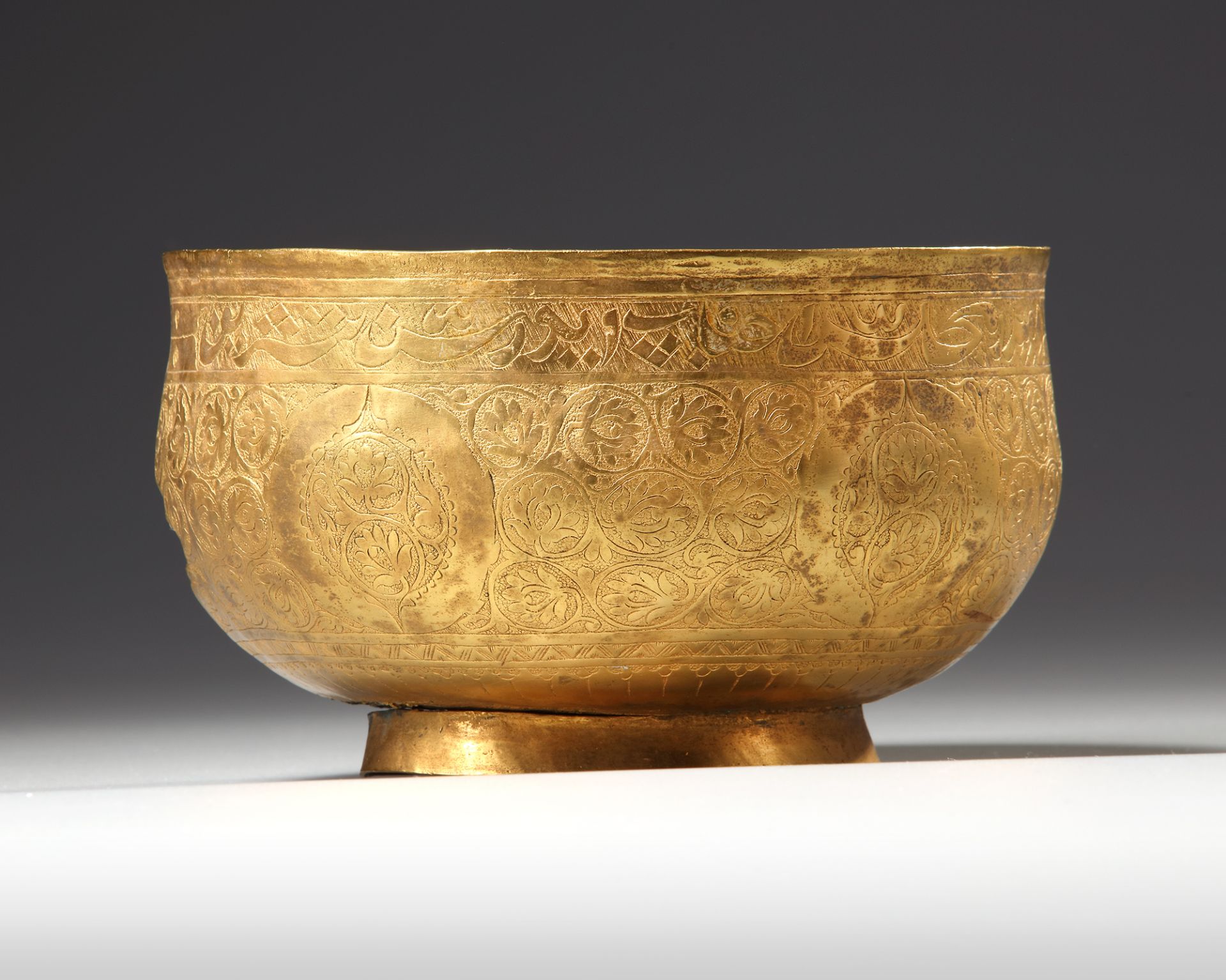 A PERSIAN GILT COPPER BOWL - Bild 2 aus 5