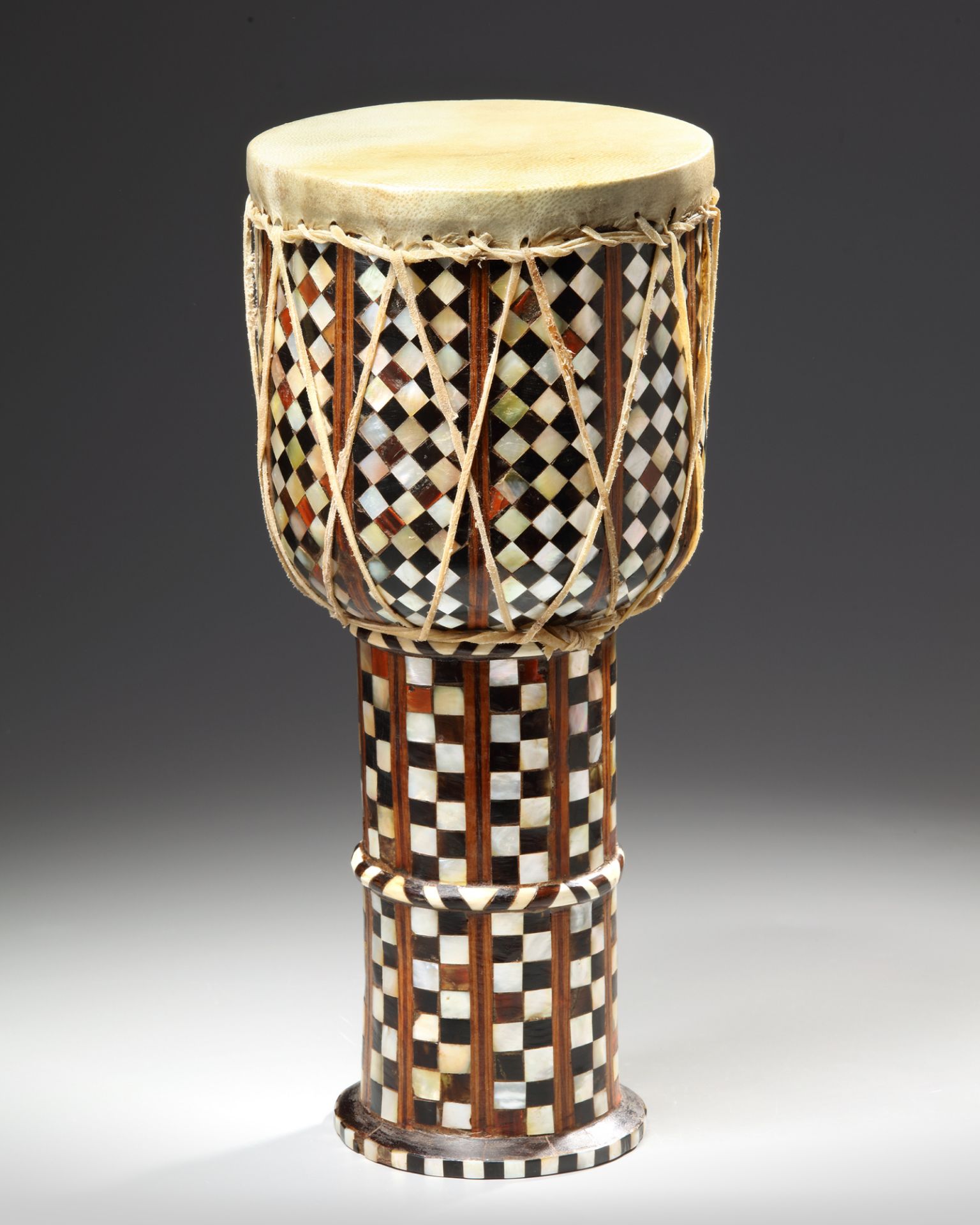 AN OTTMAN MOTHER-OF-PEARL AND COLOURED WOOD-INLAID DRUM - Bild 2 aus 2