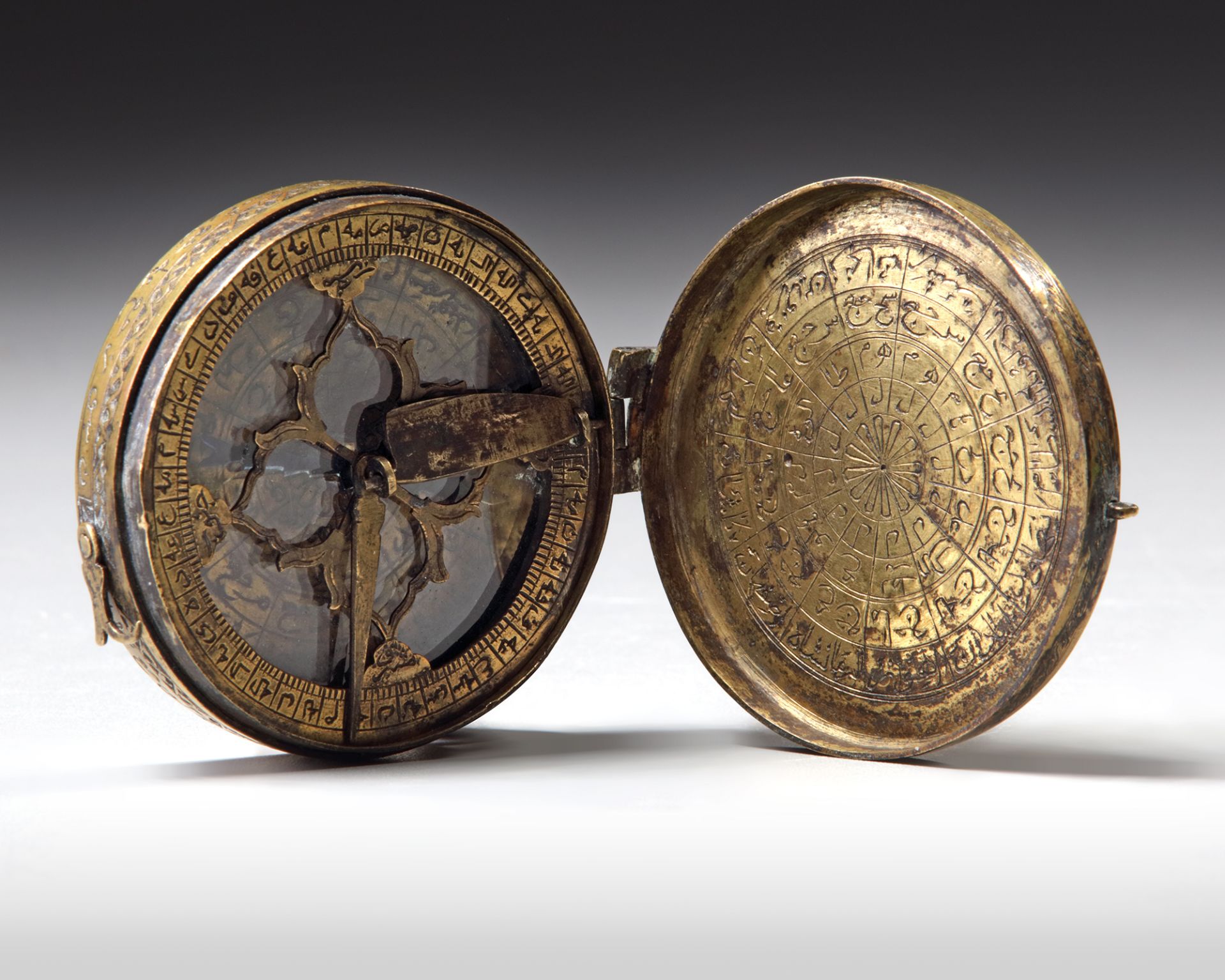 A GILT PERSIAN 'QIBLA' INDICATOR, FOR FINDING MECCA - Bild 2 aus 4