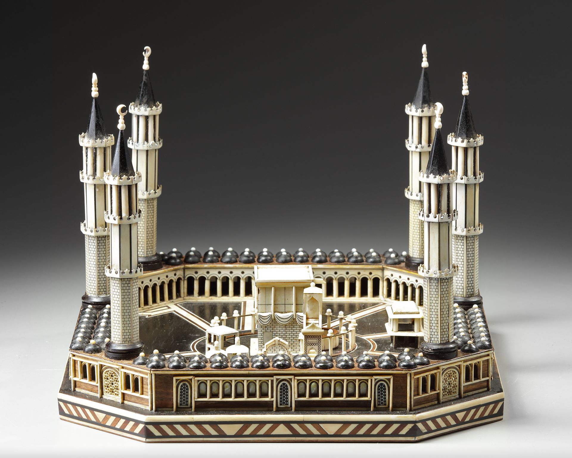 A RARE EBONY WOOD AND IVORY MINIATURE OF THE KAABA - Bild 6 aus 7