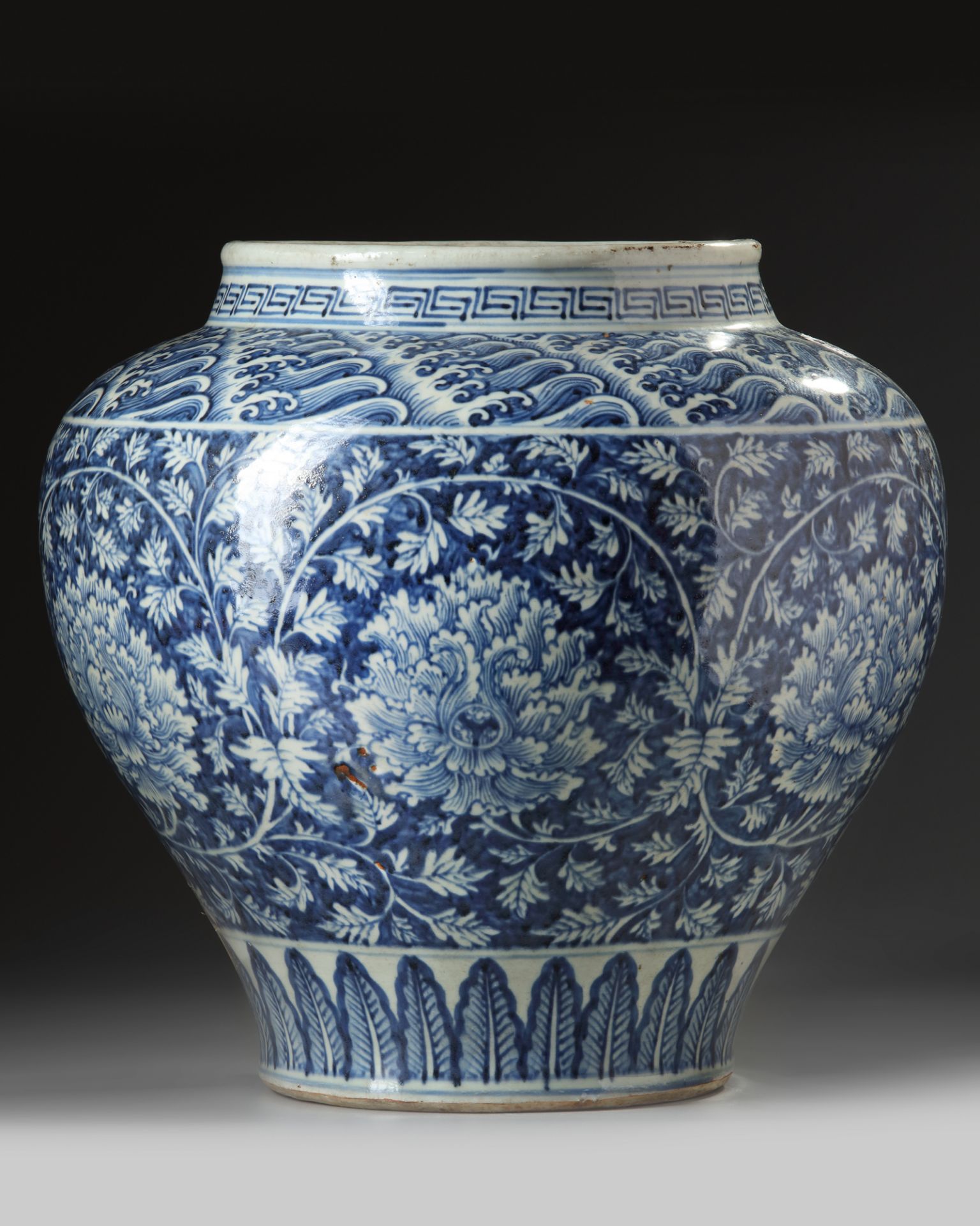 A LARGE CHINESE BLUE AND WHITE JAR - Image 3 of 4