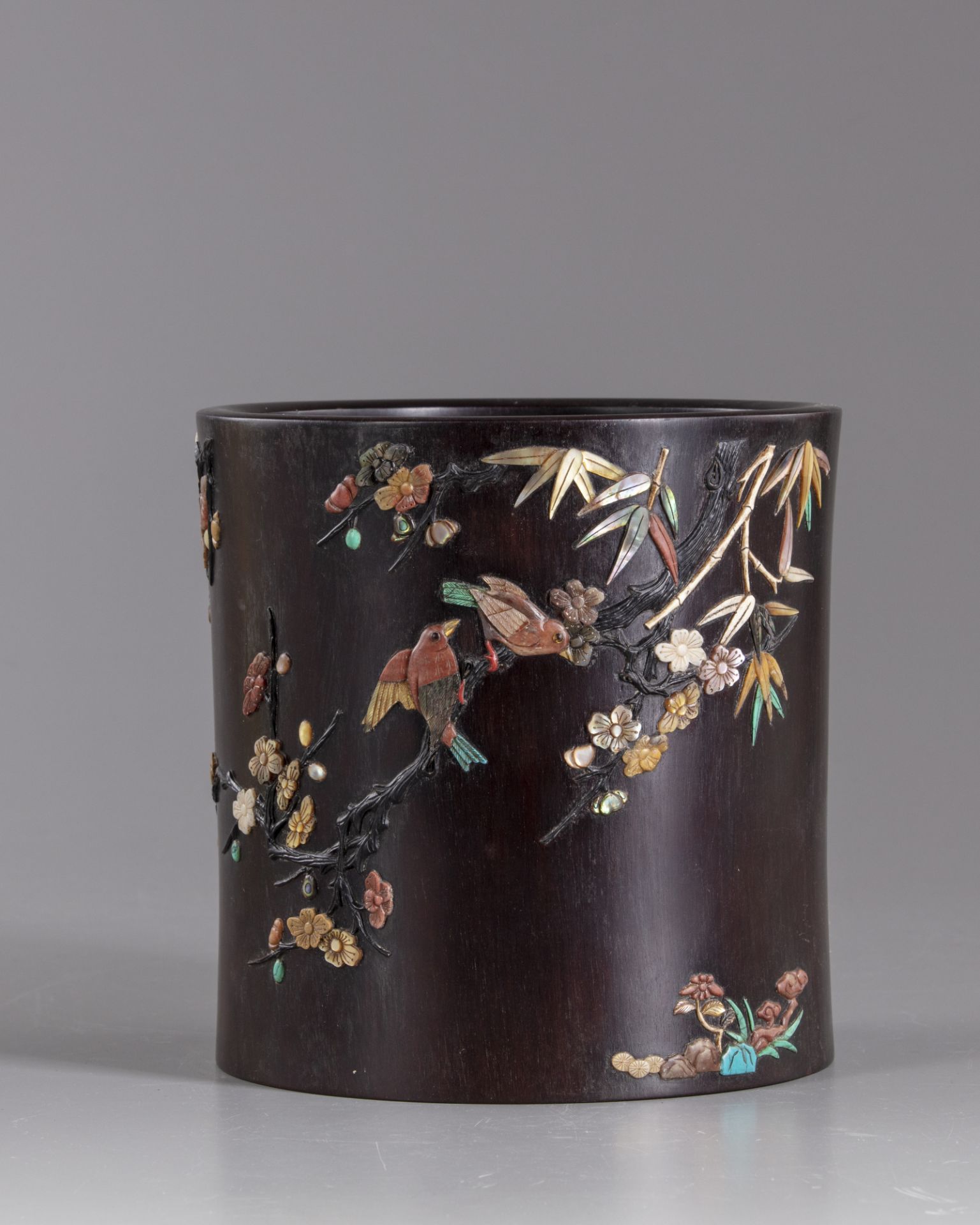 A CHINESE HARDWOOD SOAPSTONE AND MOTHER-OF-PEARL INLAID BRUSH POT - Image 3 of 6