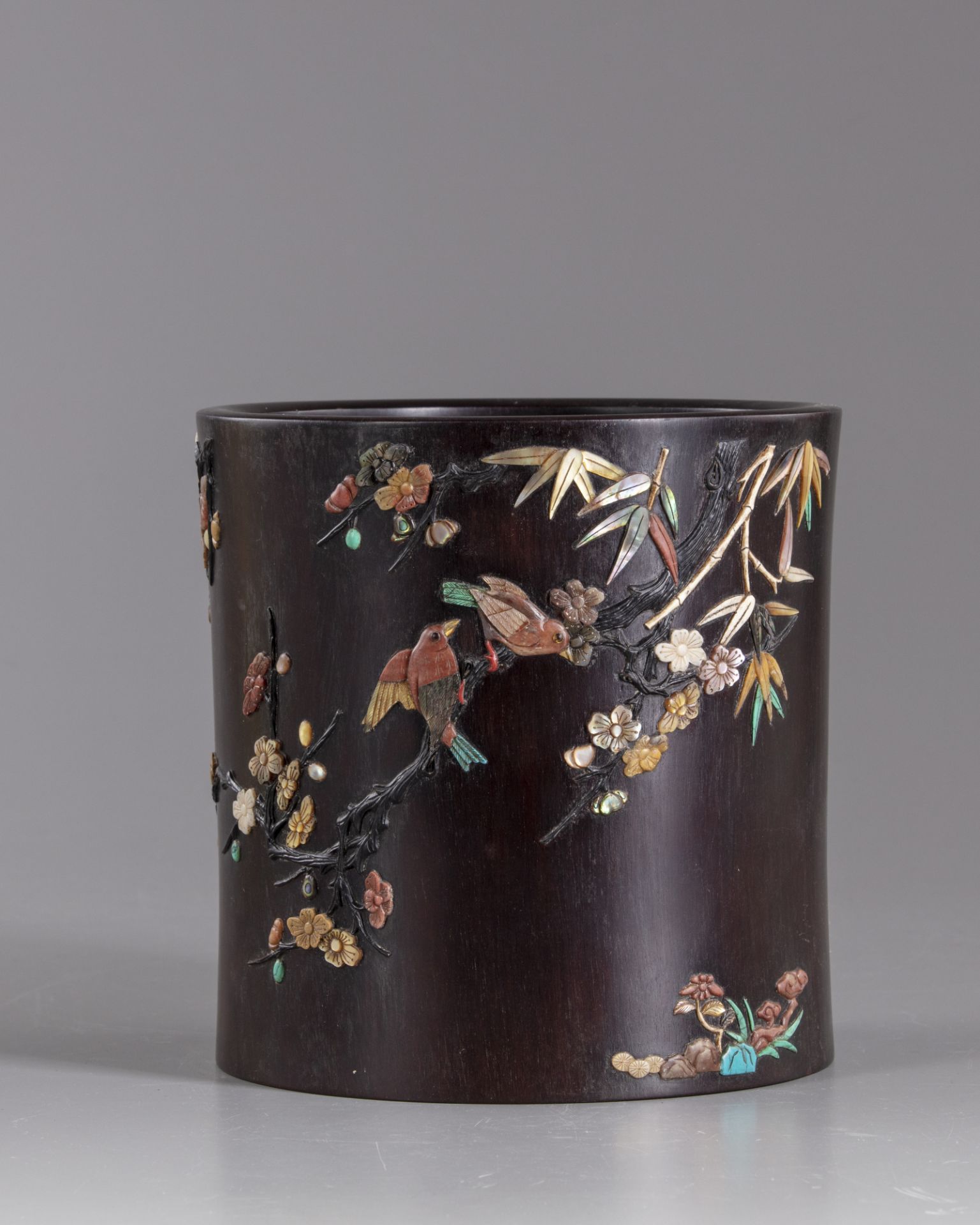 A CHINESE HARDWOOD SOAPSTONE AND MOTHER-OF-PEARL INLAID BRUSH POT - Bild 3 aus 6