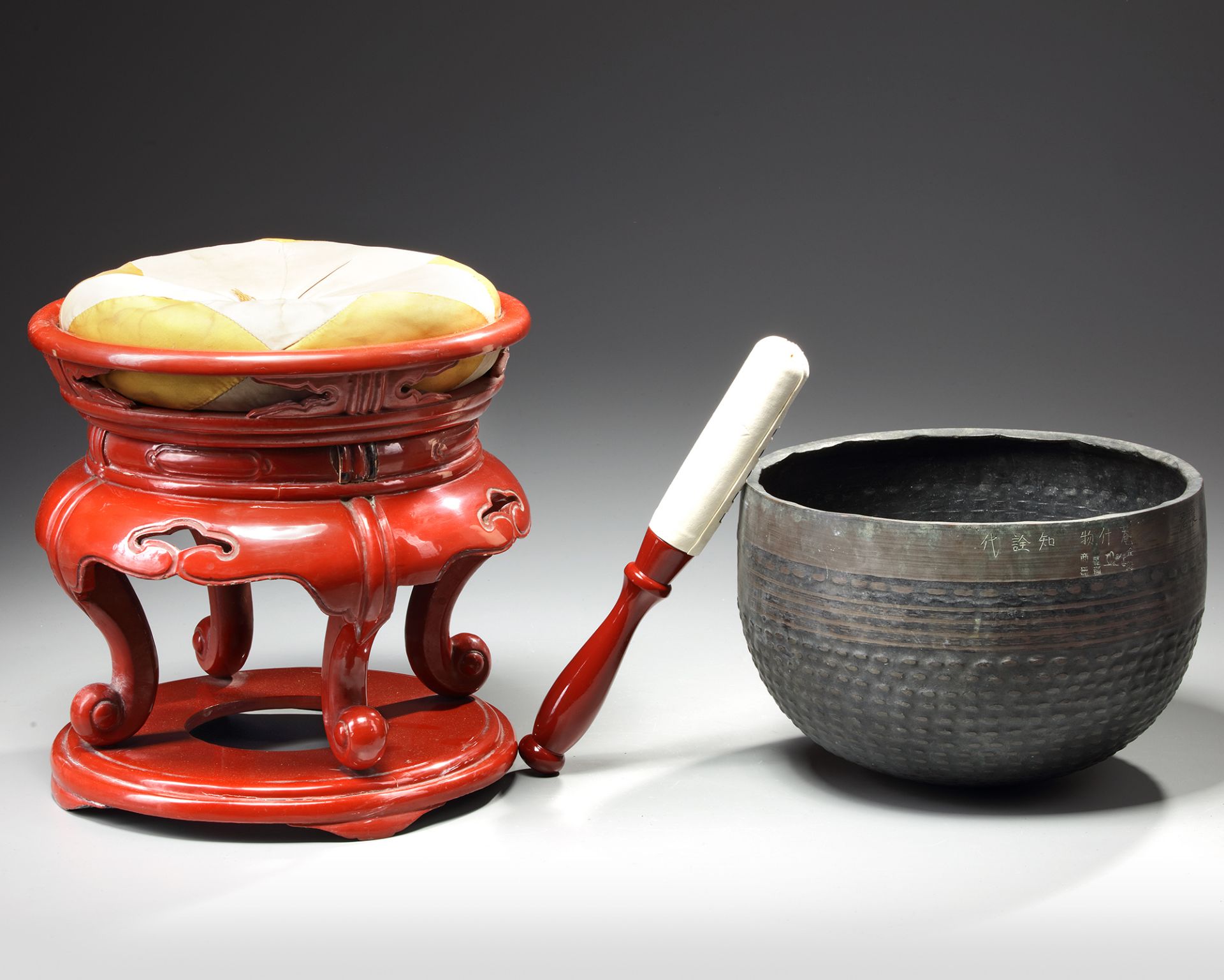 A JAPANESE TEMPLE BELL ON RED LACQUERED STAND WITH PILLOW - Bild 3 aus 4