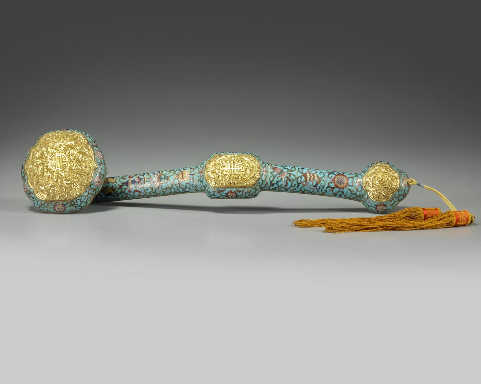 A CHINESE CLOISONNÉ ENAMEL RUYI-SCEPTRE IN A JADE PLAQUE INSET WOOD BOX - Image 6 of 6