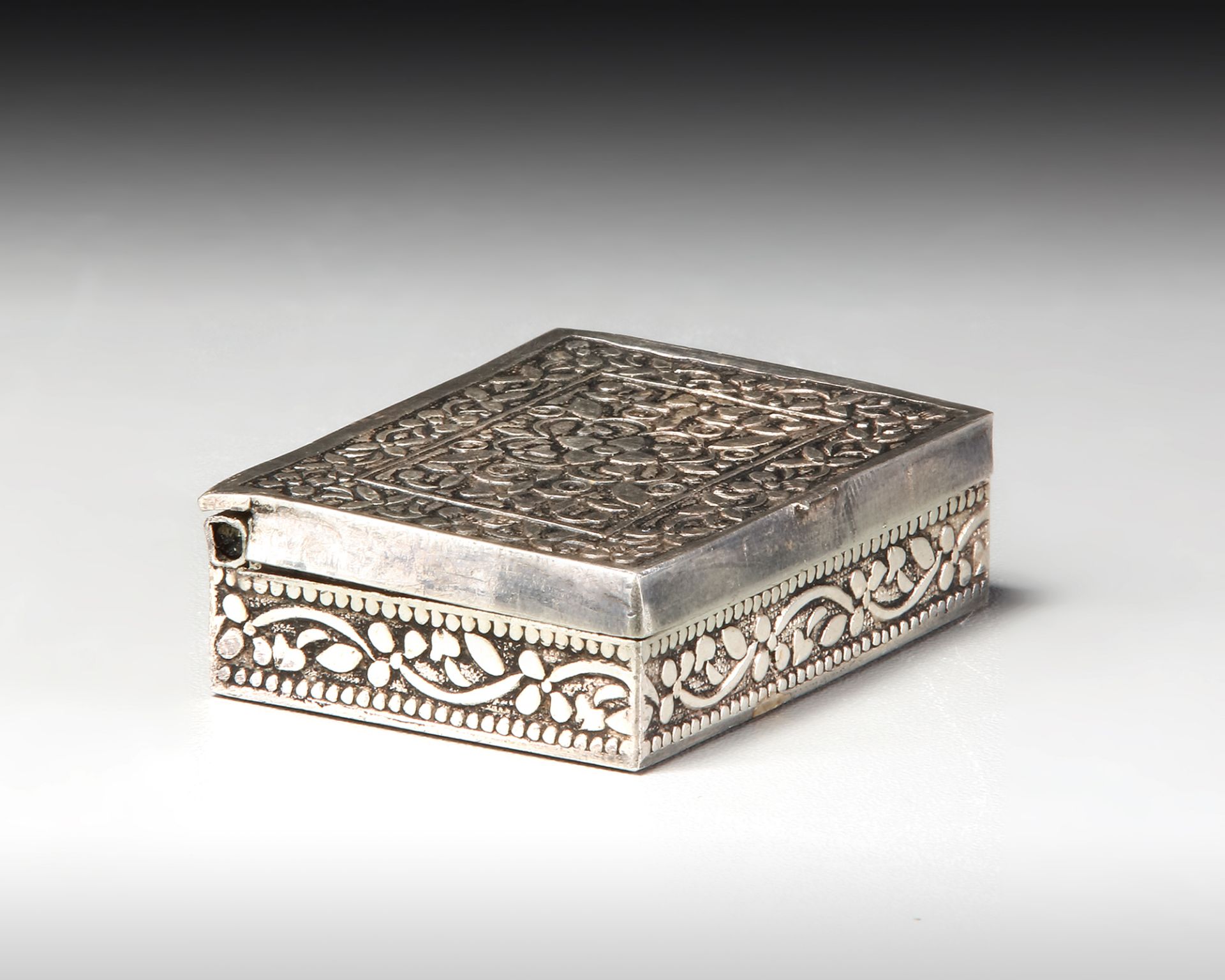 AN ILLUMINTATED MINIATURE OTTOMAN QURAN AND SILVER CASE - Image 4 of 4