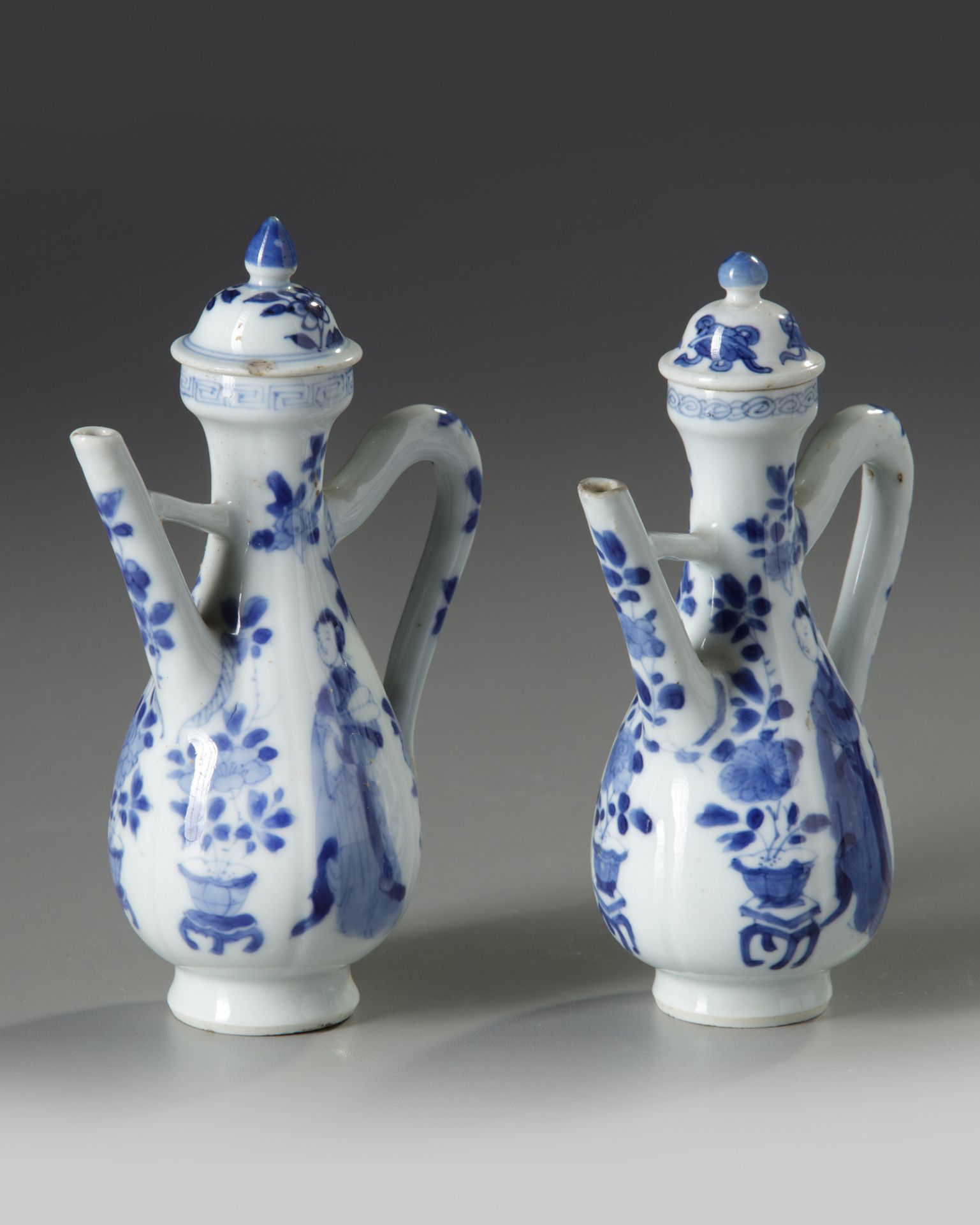 A PAIR OF CHINESE BLUE AND WHITE MOULDED EWERS AND TWO COVERS - Bild 3 aus 5