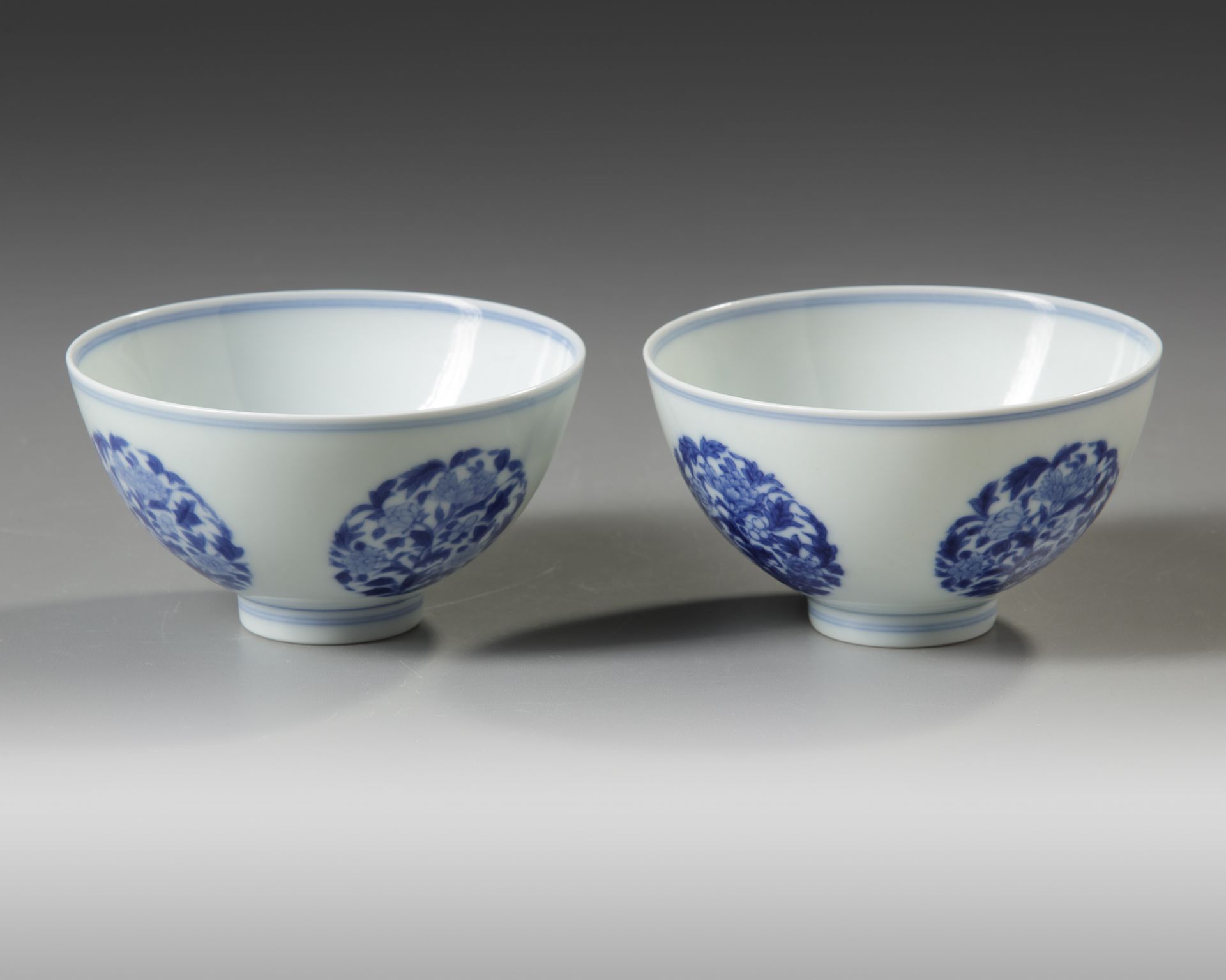 A PAIR OF CHINESE BLUE AND WHITE 'FLORAL' BOWLS - Bild 3 aus 5