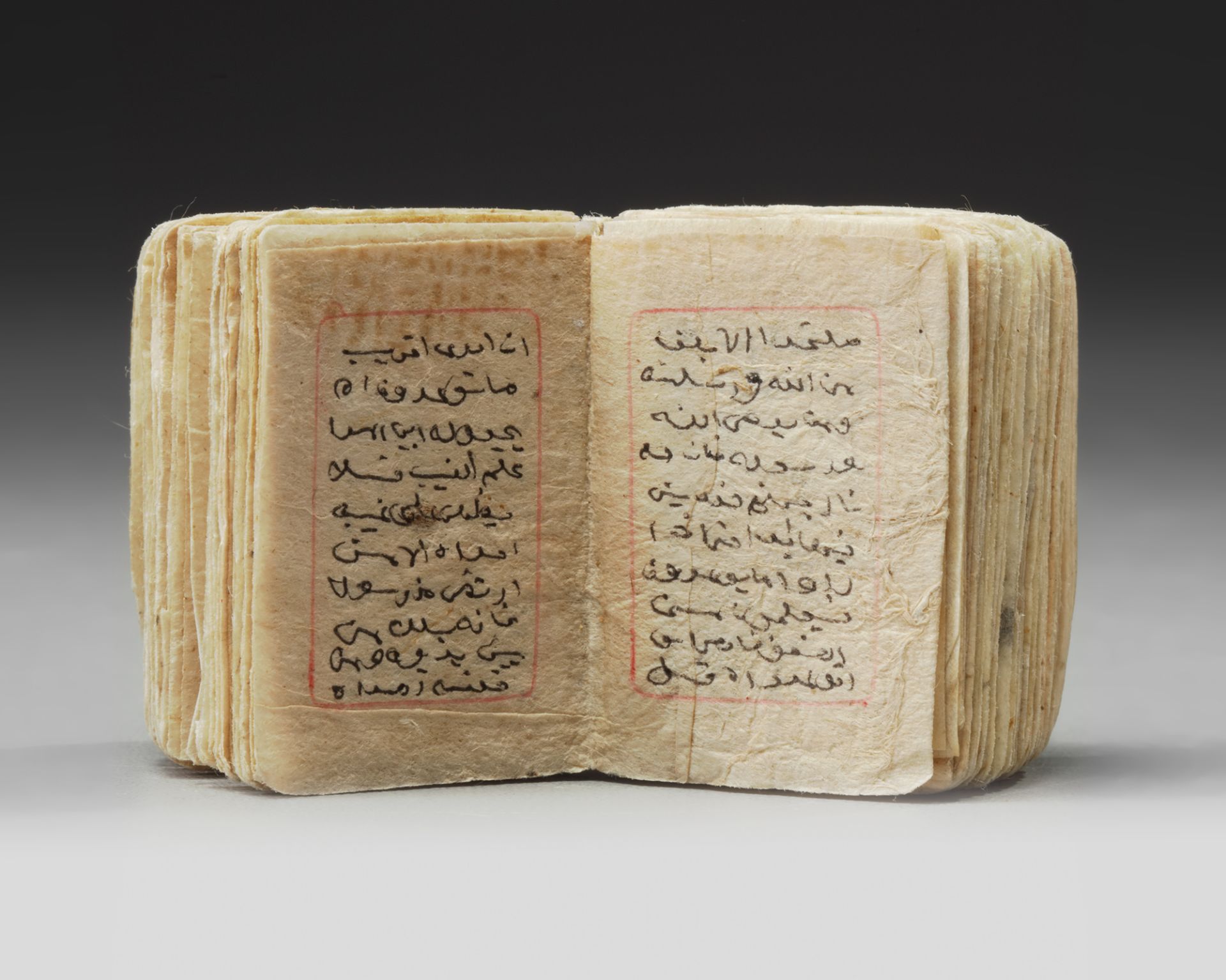 AN ILLUMINATED MINIATURE OTTOMAN QURAN - Image 2 of 7