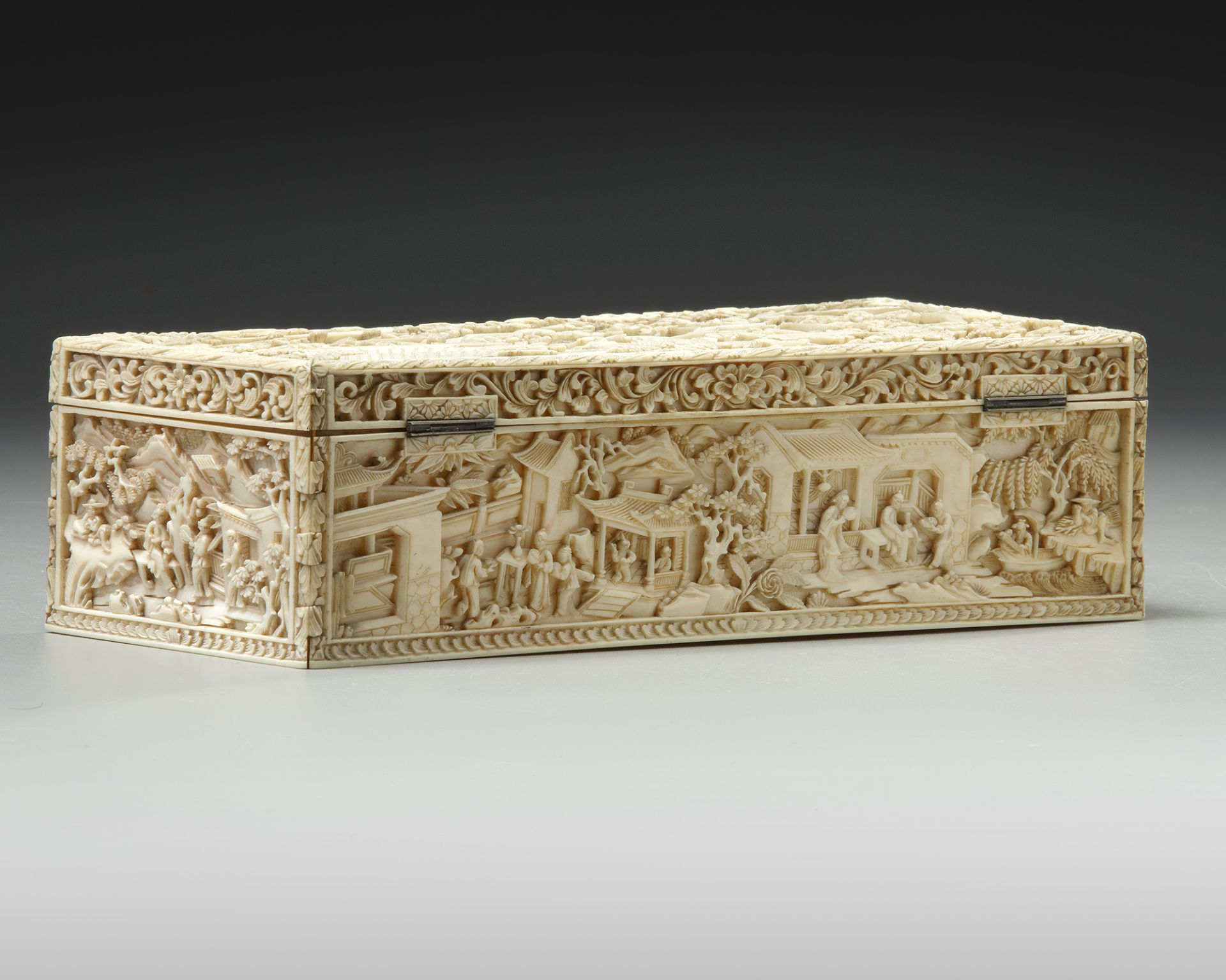 A CANTONESE IVORY CARVED BOX - Bild 3 aus 4