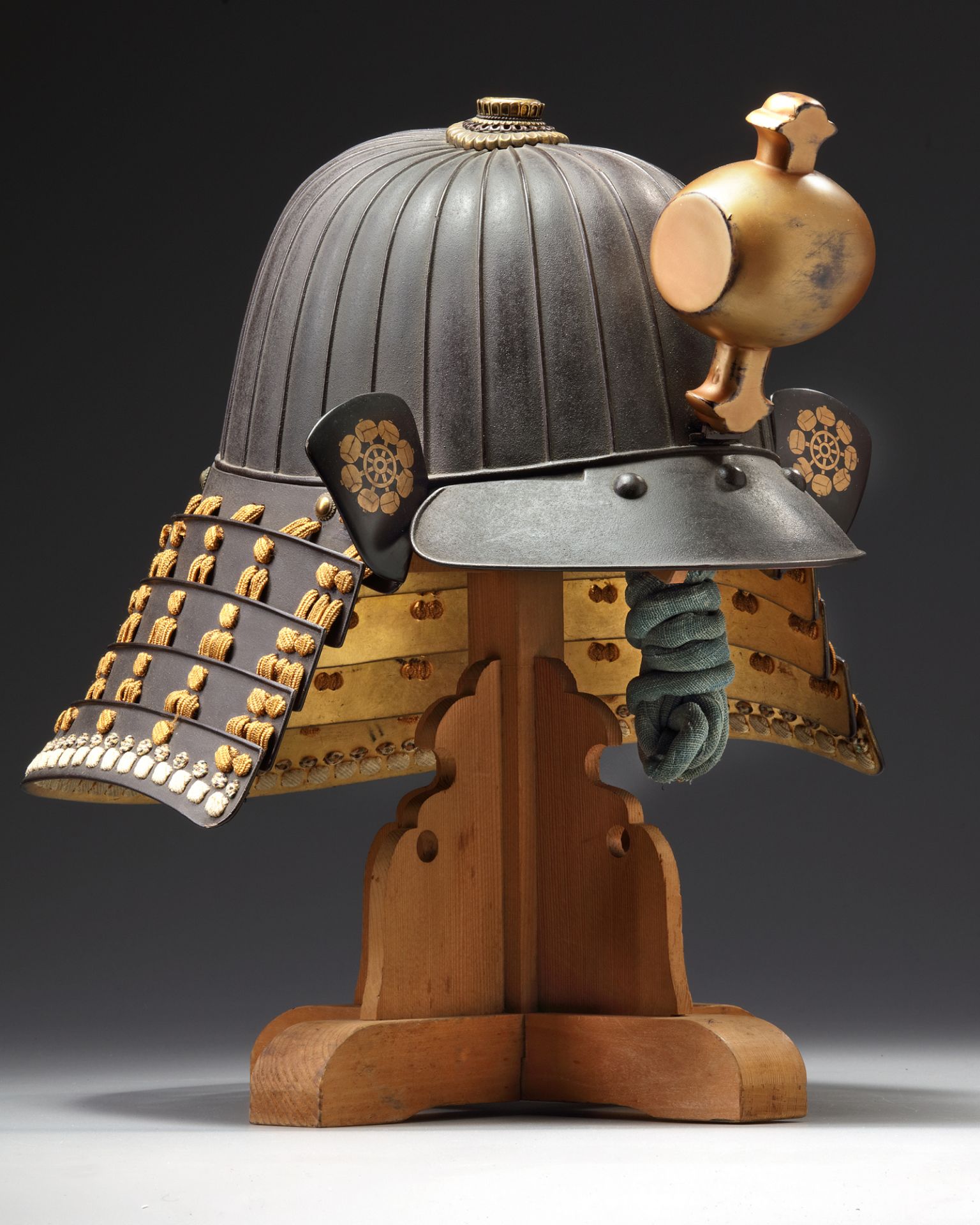 A JAPANESE TWENTY-EIGHT PLATE SUJI-KABUTO HELMET twenty-eight plate suji-kabuto helmet - Image 3 of 4