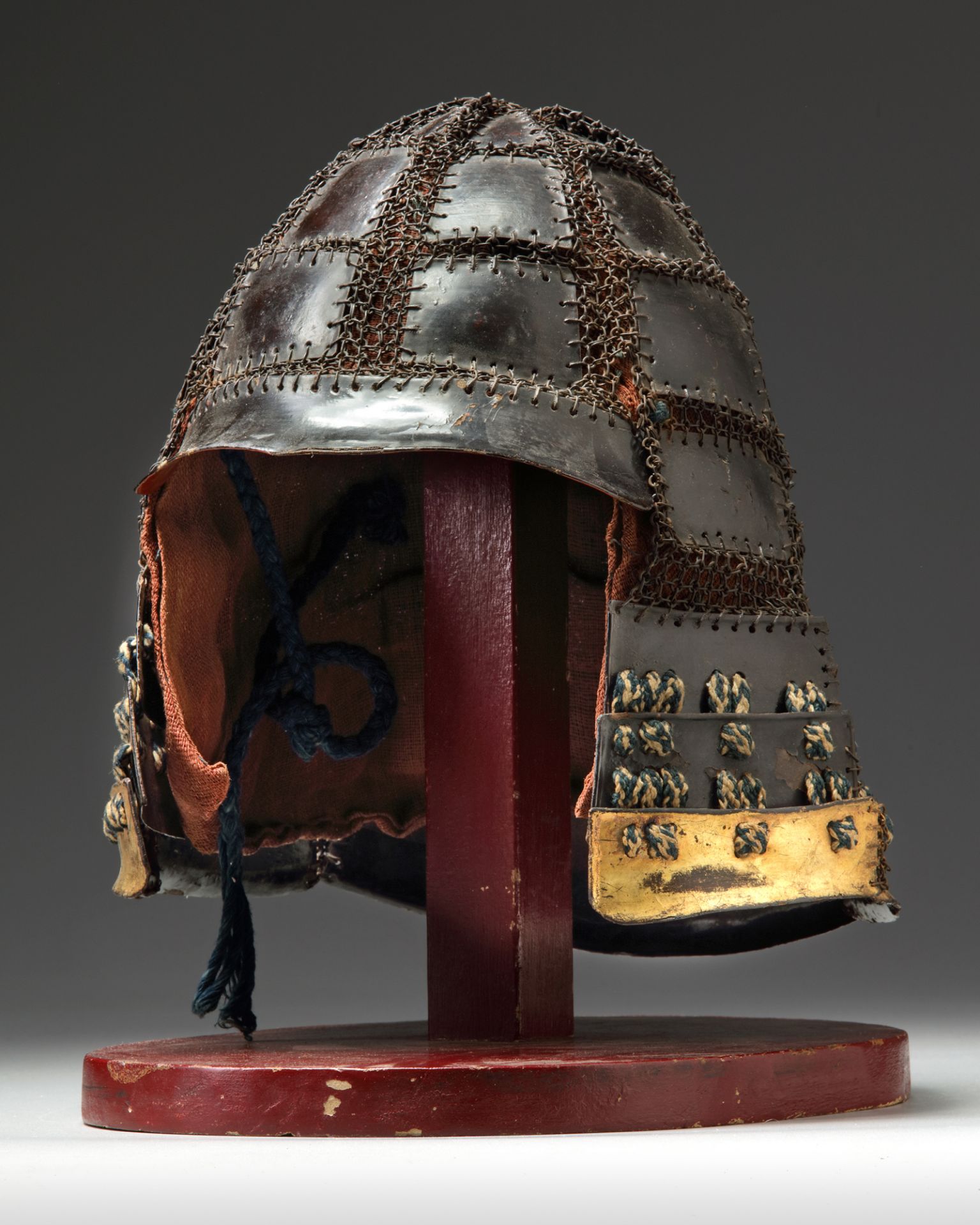 A JAPANESE WARRIOR HELMET (KABUTO) CONSISTING OF BLACK LACQUERED METAL PLATES - Image 4 of 4