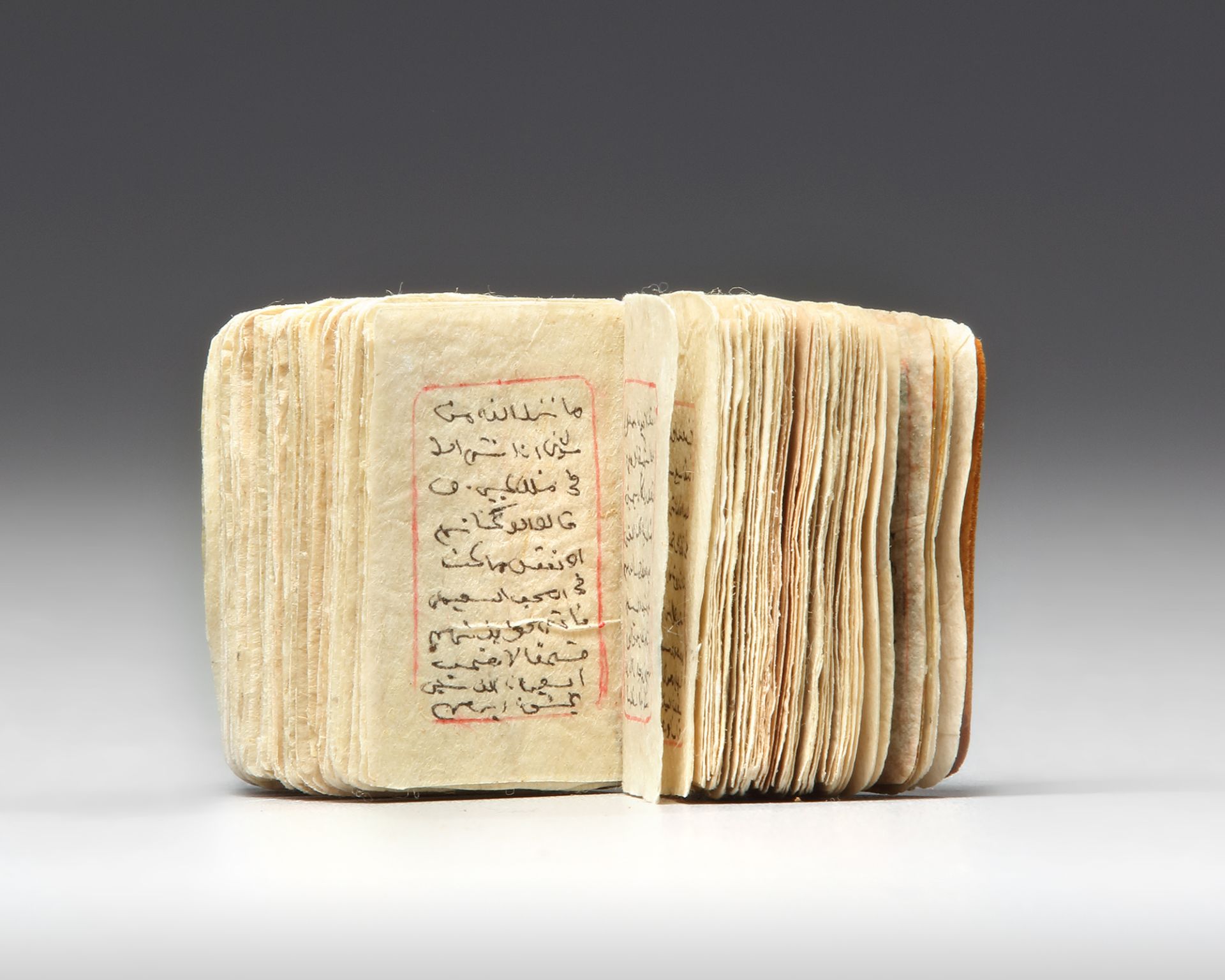 AN ILLUMINATED MINIATURE OTTOMAN QURAN - Image 4 of 7