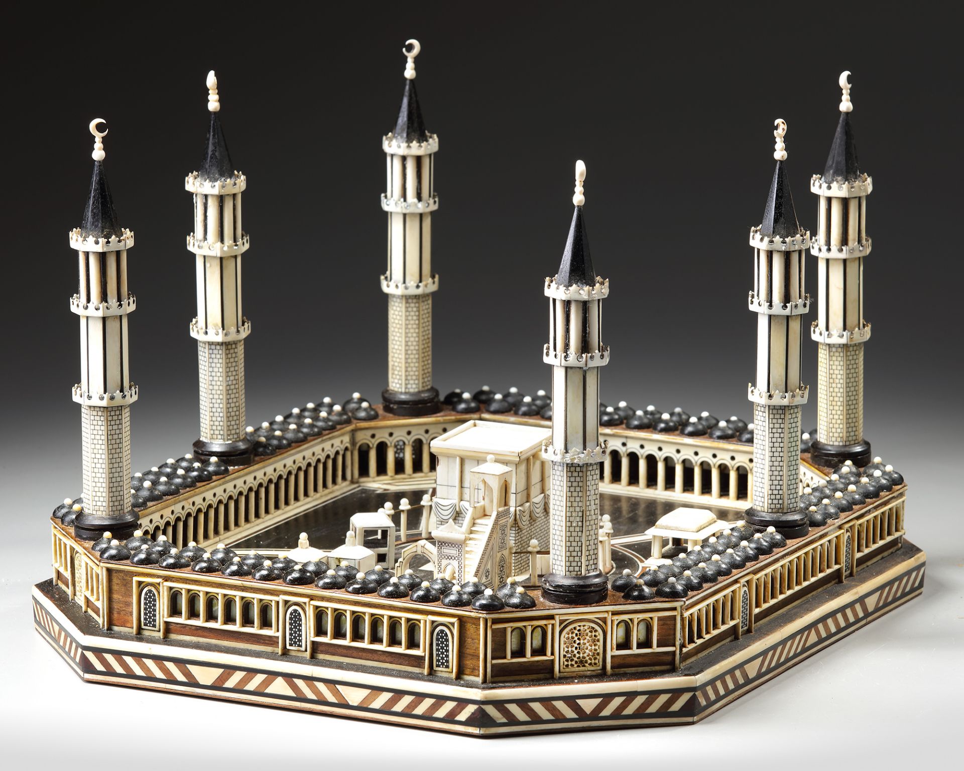 A RARE EBONY WOOD AND IVORY MINIATURE OF THE KAABA - Bild 3 aus 7