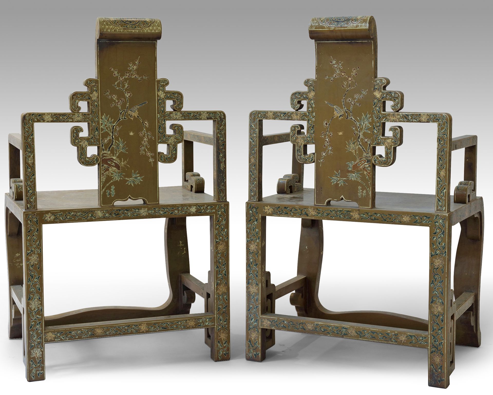 A PAIR OF CHINESE POLYCHROME LACQUERED AND GILT ARM CHAIRS - Bild 4 aus 4