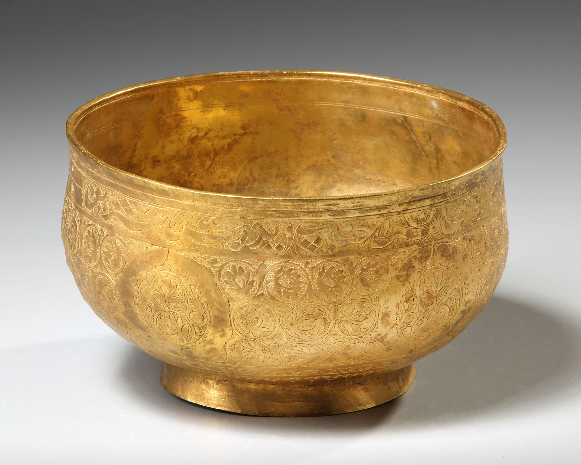 A PERSIAN GILT COPPER BOWL - Bild 3 aus 5