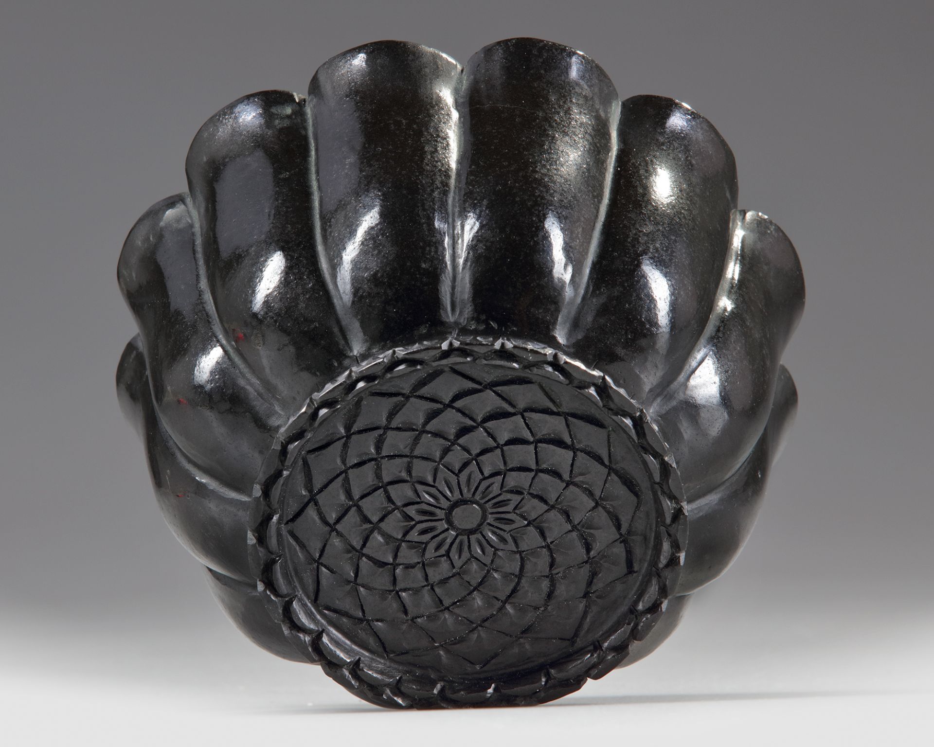 A MUGHAL BLACK GLAZED LOTUS SHAPED CERAMIC BOWL - Bild 5 aus 5