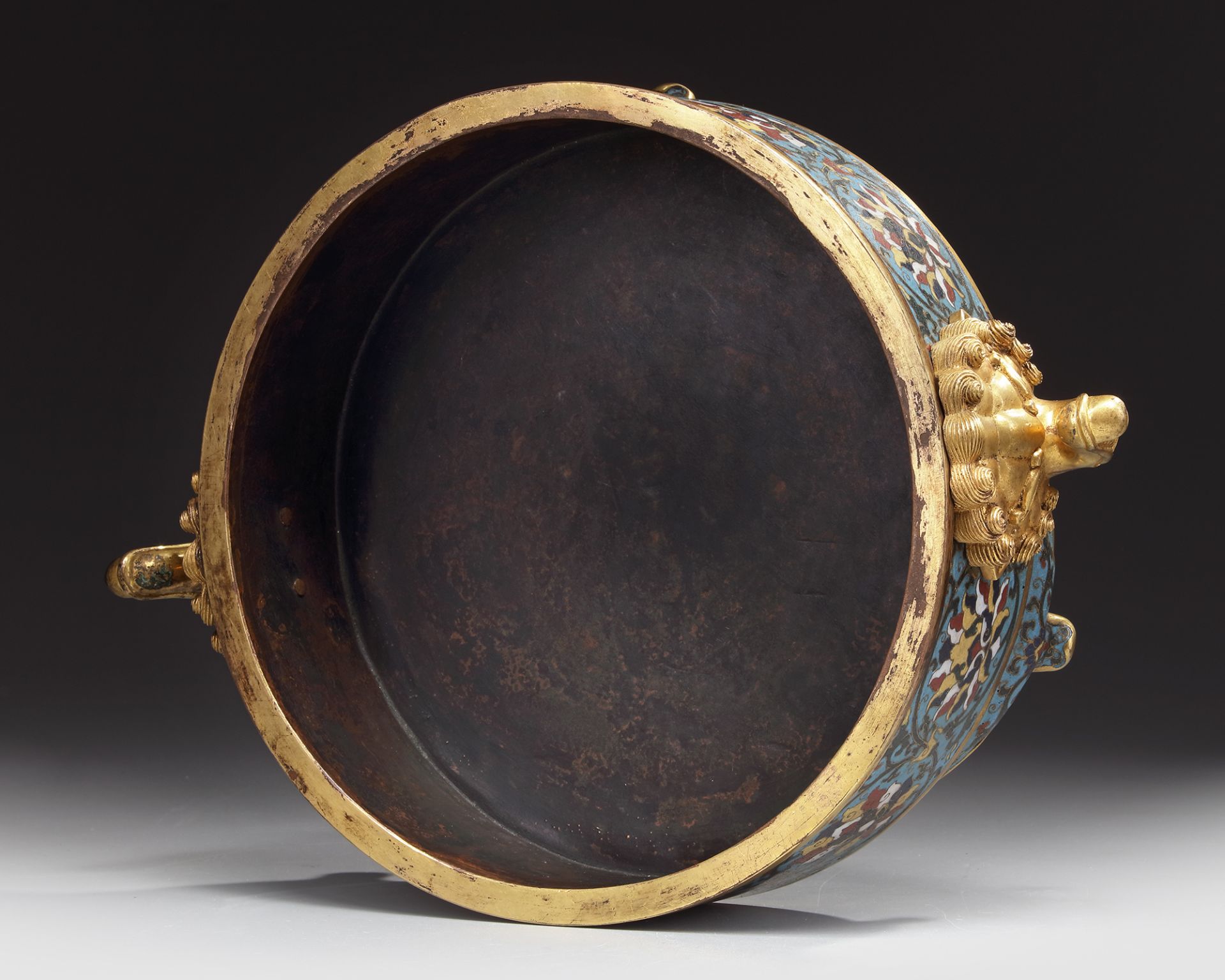 A CHINESE CLOISONNE ENAMEL TRIPOD CENSER - Image 5 of 9