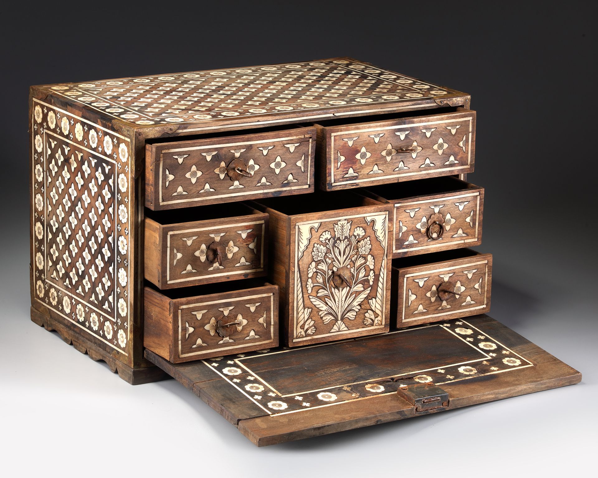 AN INDO-PORTUGUESE BONE INLAID BOX - Image 3 of 5