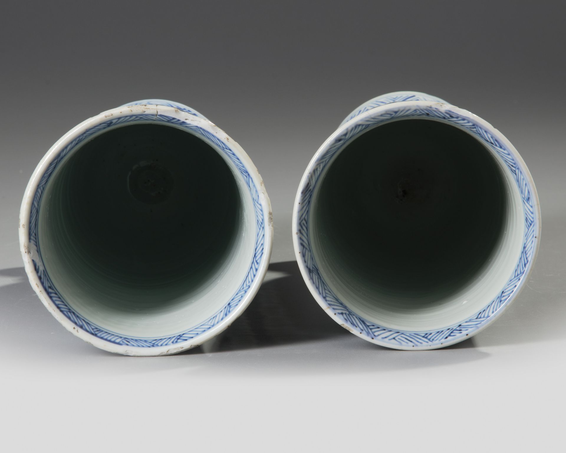 A PAIR OF CHINESE BLUE AND WHITE BEAKER VASES - Image 5 of 5