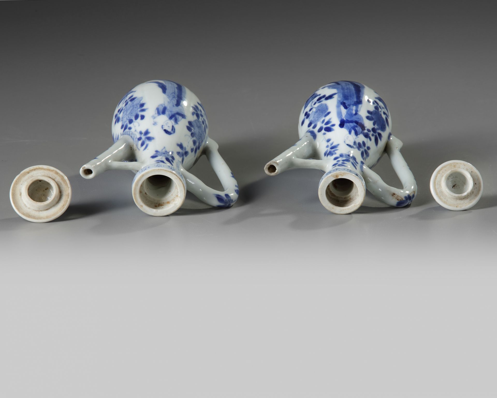 A PAIR OF CHINESE BLUE AND WHITE MOULDED EWERS AND TWO COVERS - Bild 4 aus 5