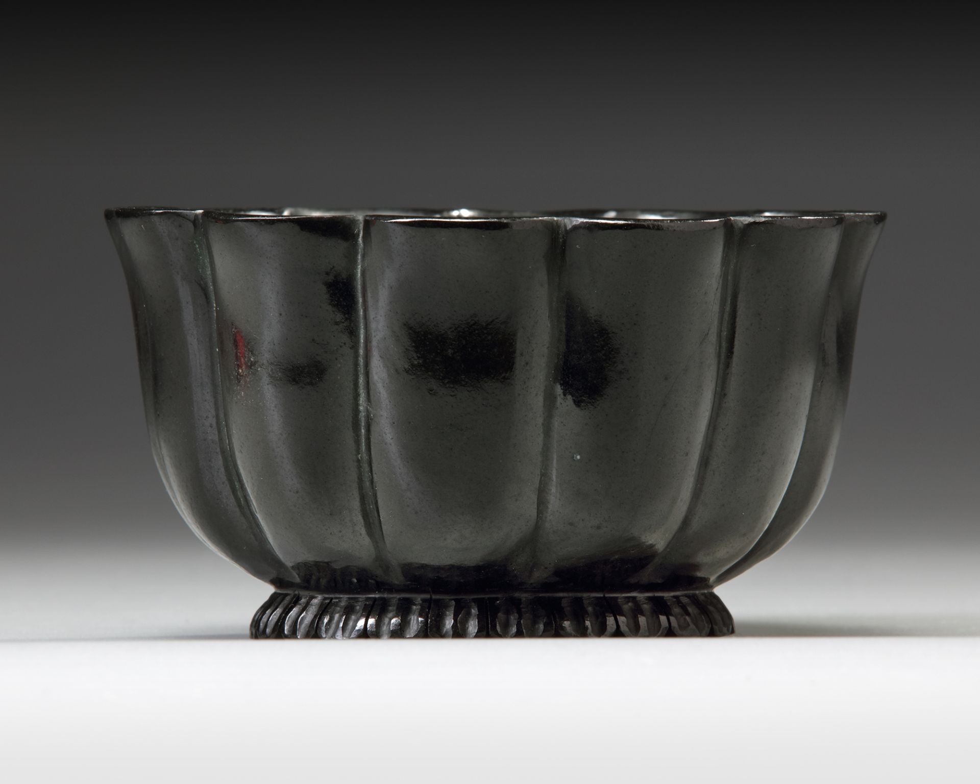 A MUGHAL BLACK GLAZED LOTUS SHAPED CERAMIC BOWL - Bild 2 aus 5