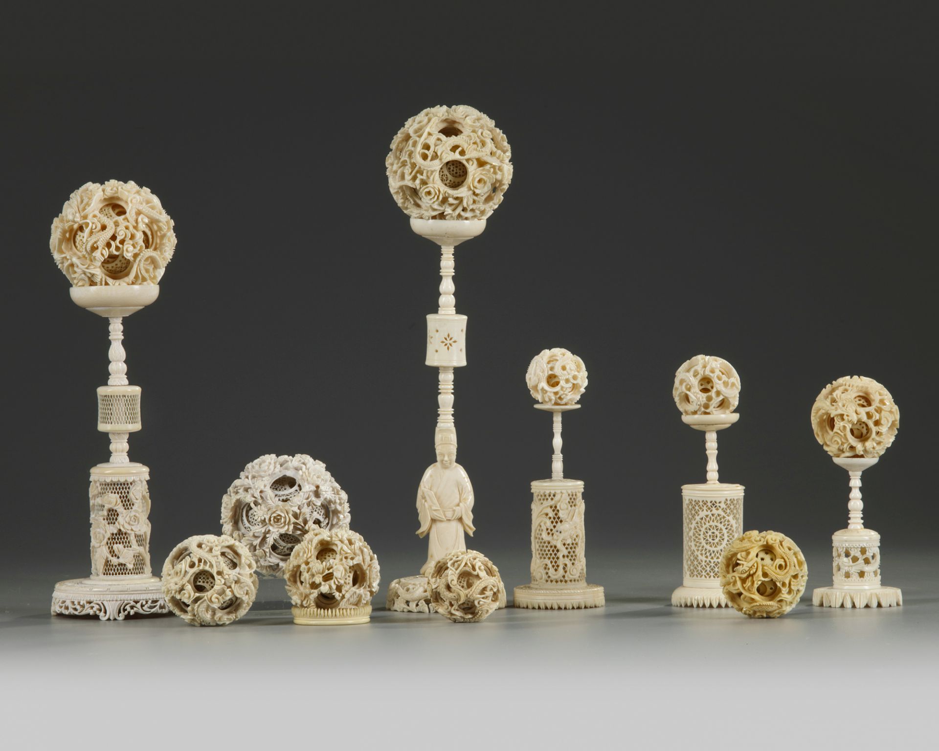 A GROUP OF CANTONESE CARVED PUZZLE BALLS AND STANDS - Bild 2 aus 2