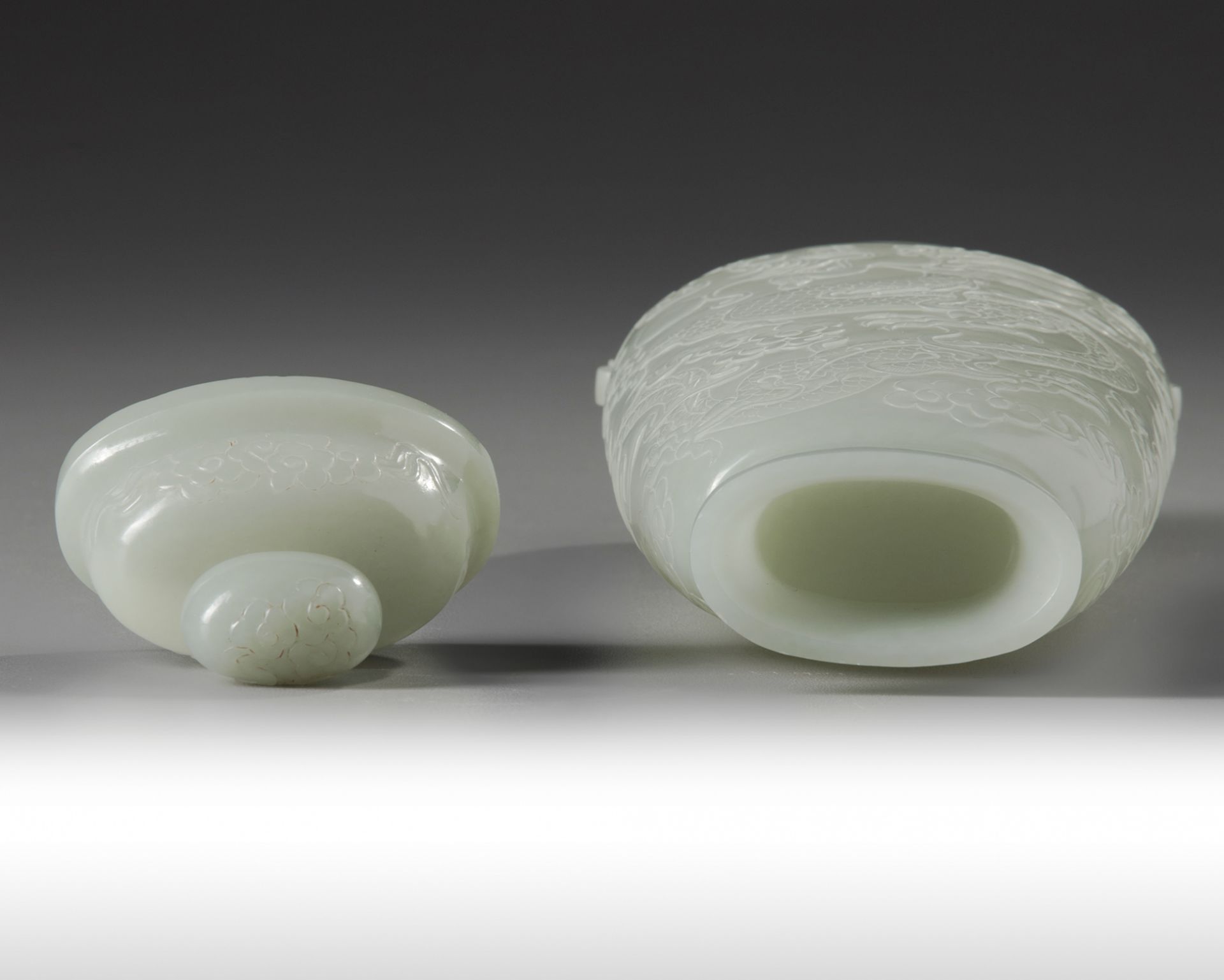 A Chinese pale celadon jade vase and cover - Image 4 of 5