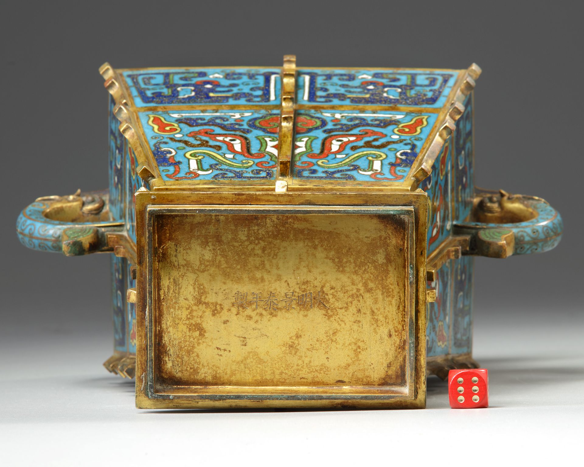 A CHINESE CLOISONNÉ ENAMEL 'ARCHAISTIC' VASE, FANGLEI - Image 5 of 5