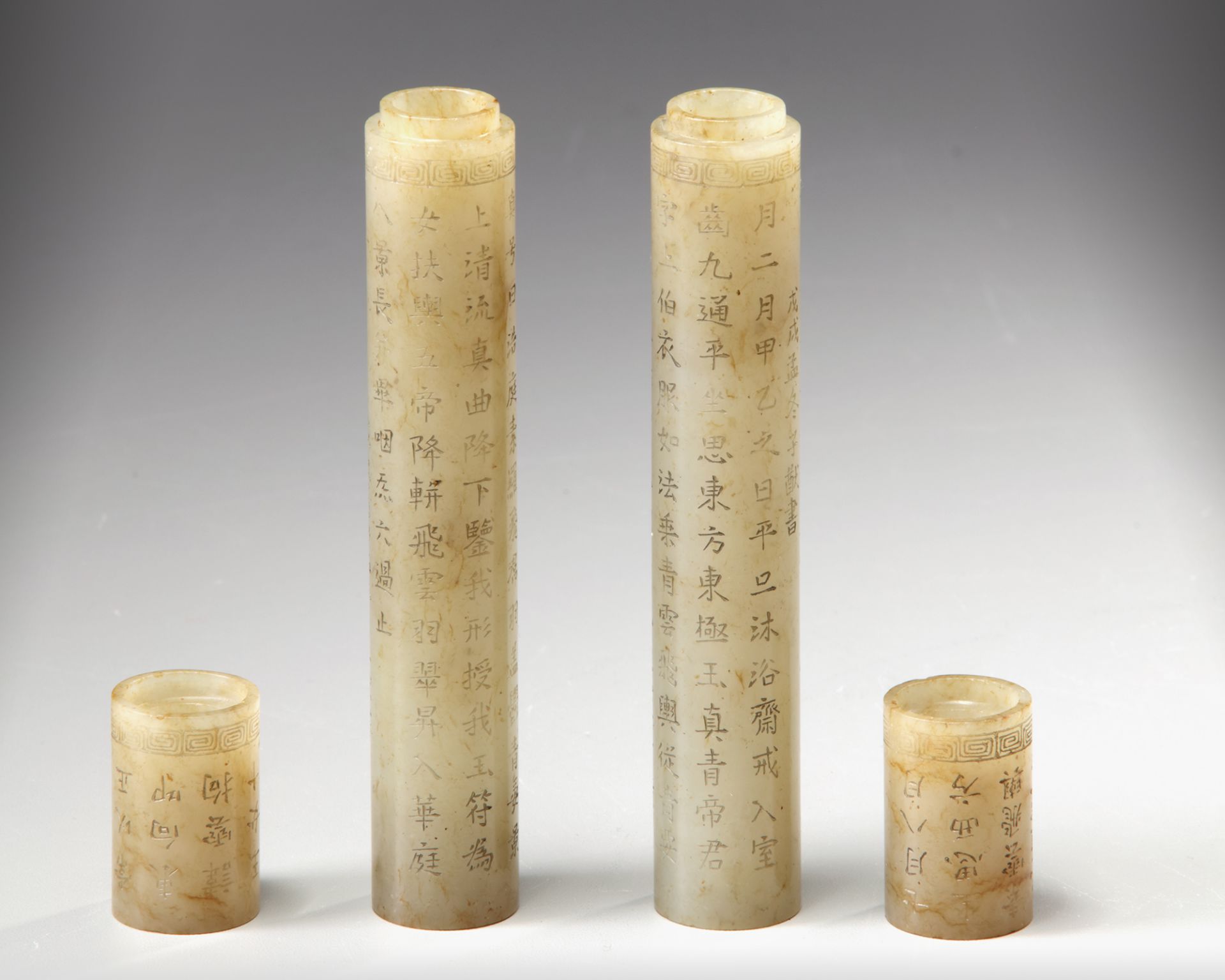 A PAIR OF CHINESE JADE CARVED JOSS STICK HOLDERS AND COVERS - Bild 3 aus 4