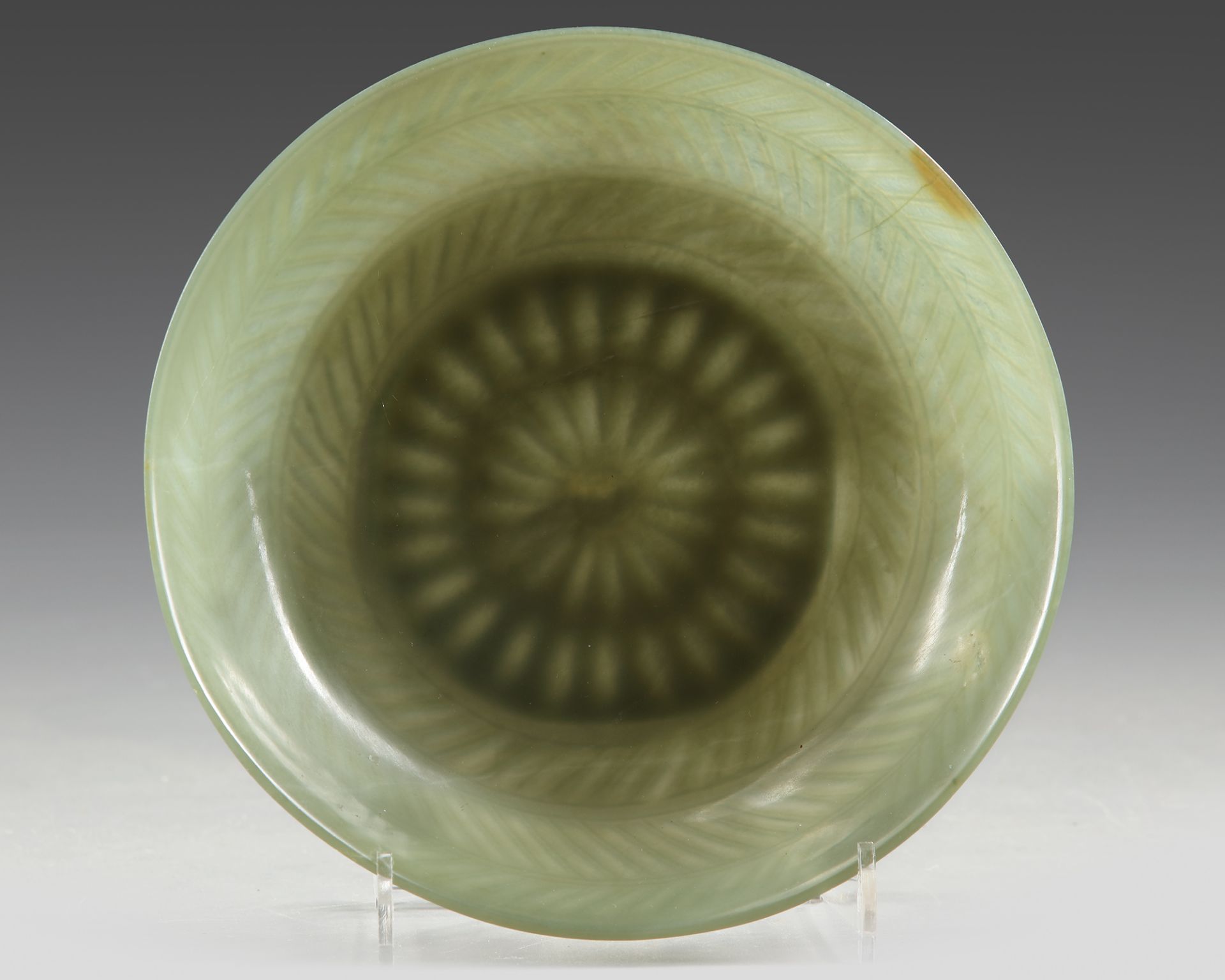 A MUGHAL JADE DISH - Bild 2 aus 2