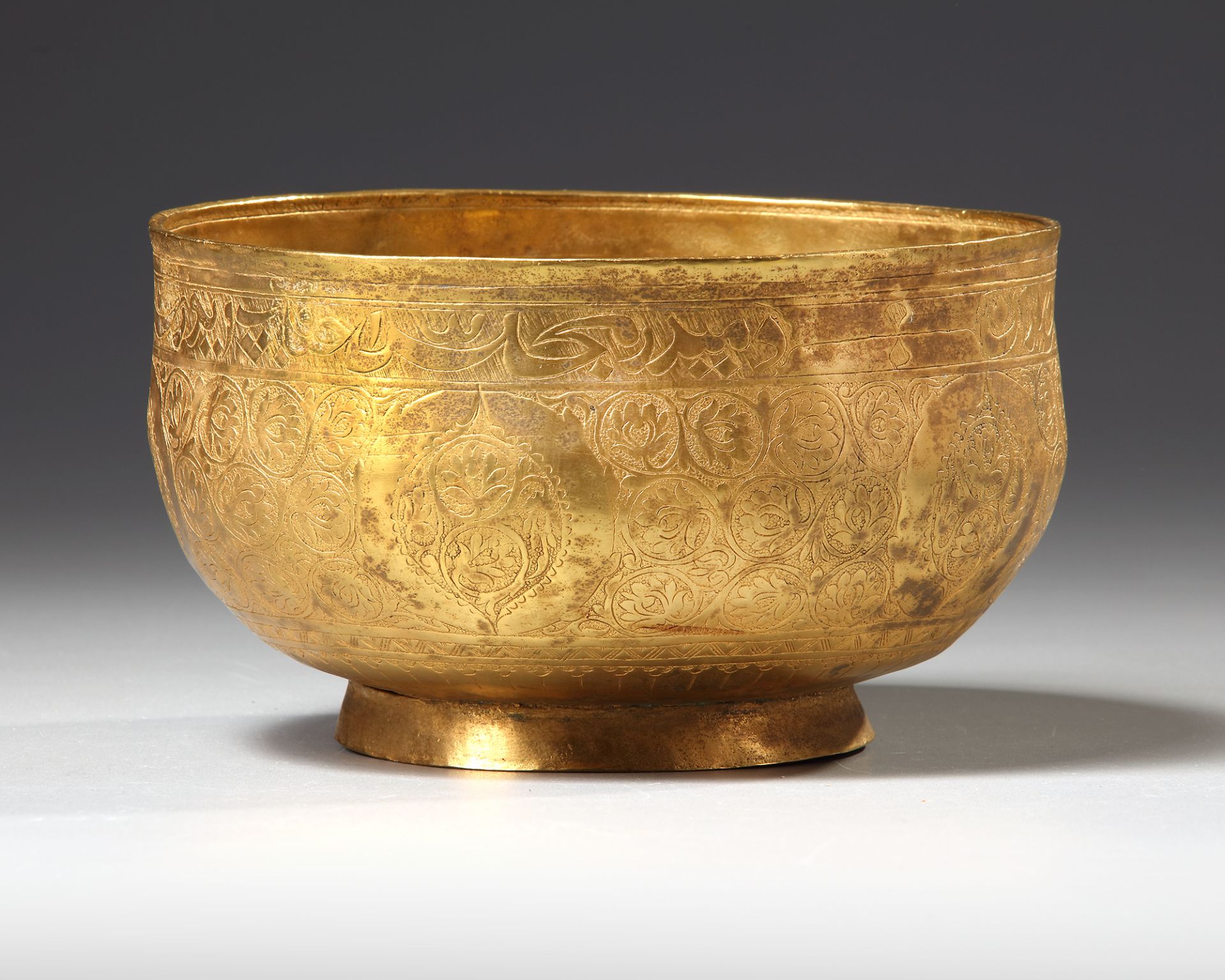 A PERSIAN GILT COPPER BOWL - Bild 4 aus 5