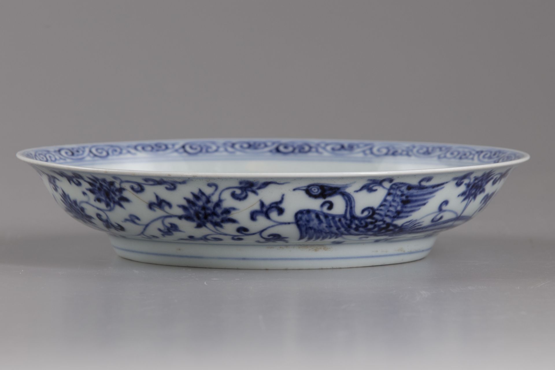 A CHINESE BLUE AND WHITE 'PHOENIX' DISH - Bild 3 aus 3