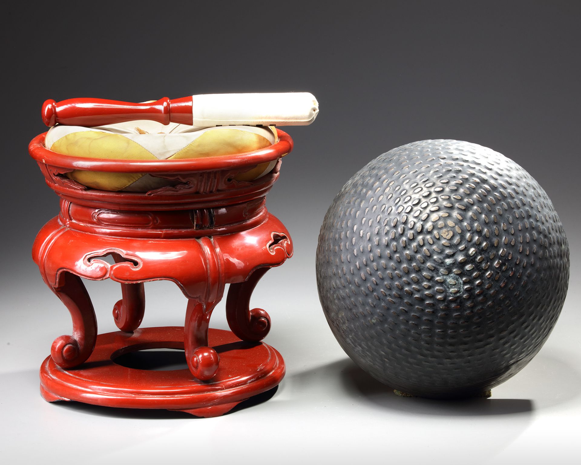 A JAPANESE TEMPLE BELL ON RED LACQUERED STAND WITH PILLOW - Bild 4 aus 4