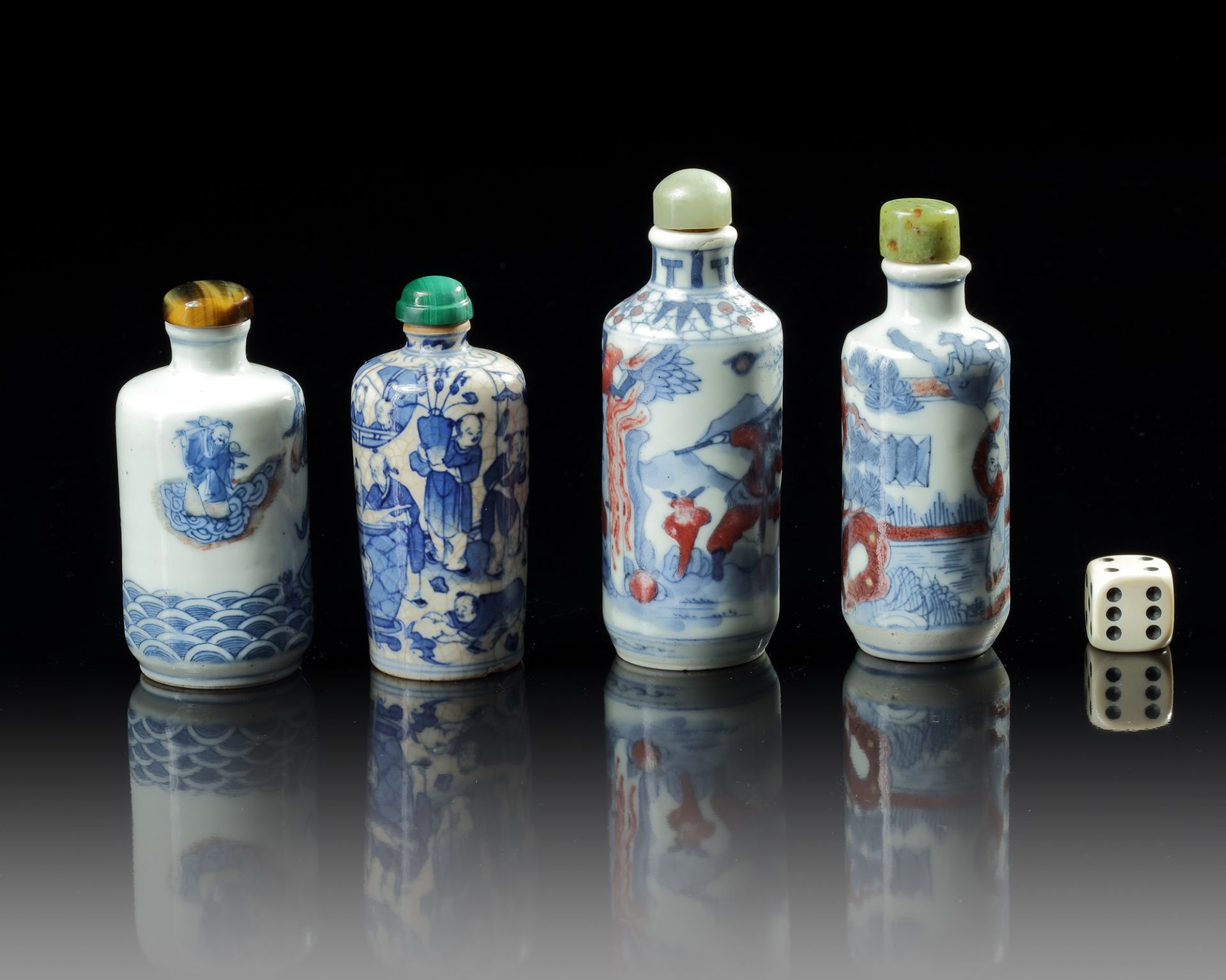 A GROUP OF FOUR CHINESE BLUE AND WHITE 'FIGURAL' SNUFF BOTTLES - Bild 3 aus 3