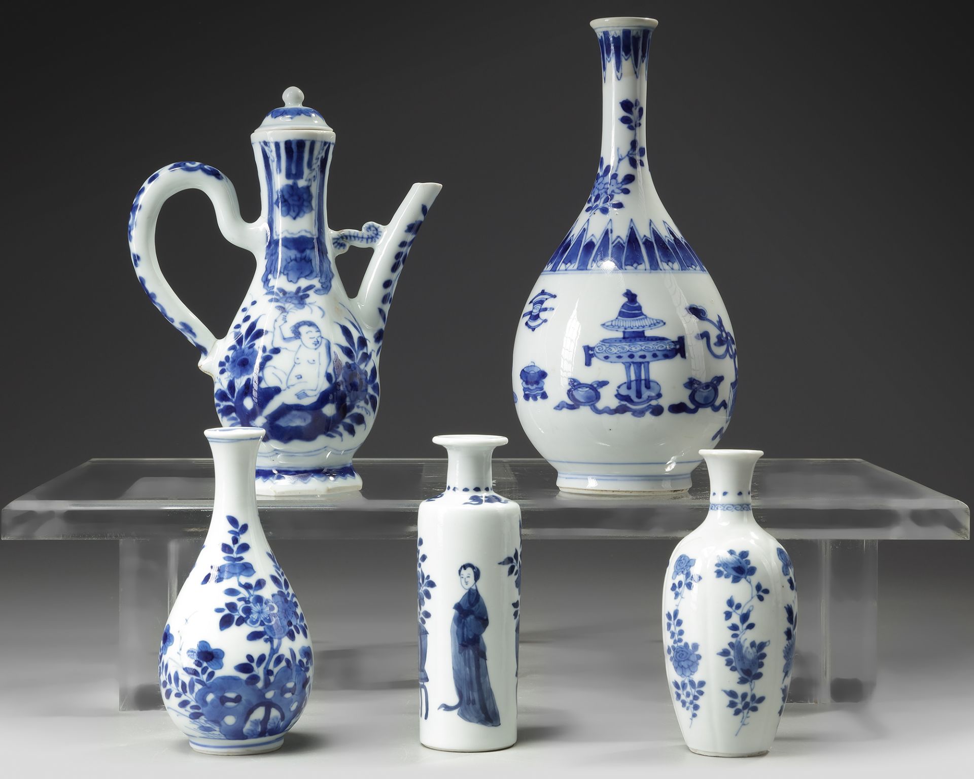 FIVE CHINESE BLUE AND WHITE VESSELS