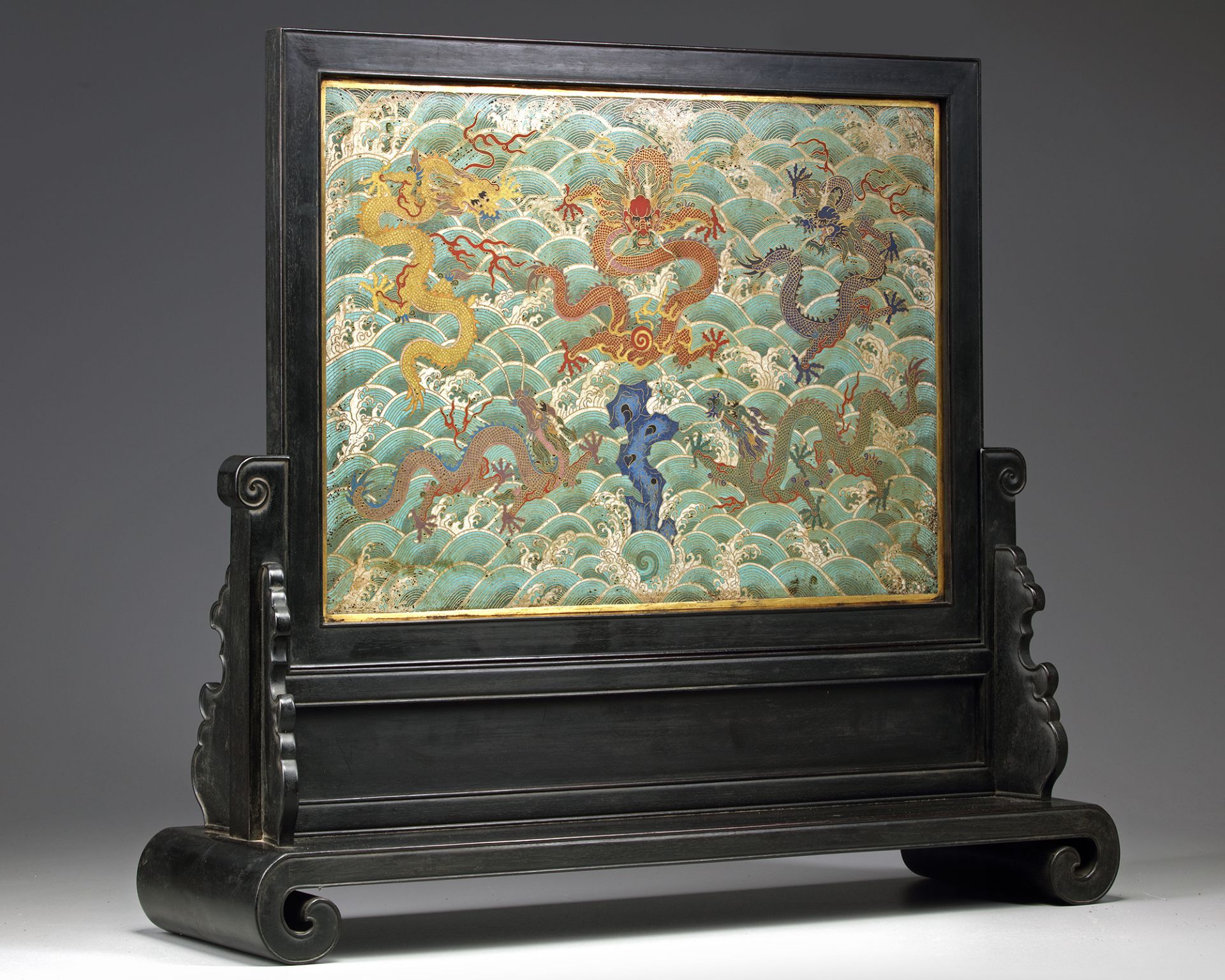 A CHINESE CLOISONNÉ ENAMEL 'FIVE DRAGONS' WOOD-INSET TABLE SCREEN - Image 3 of 3
