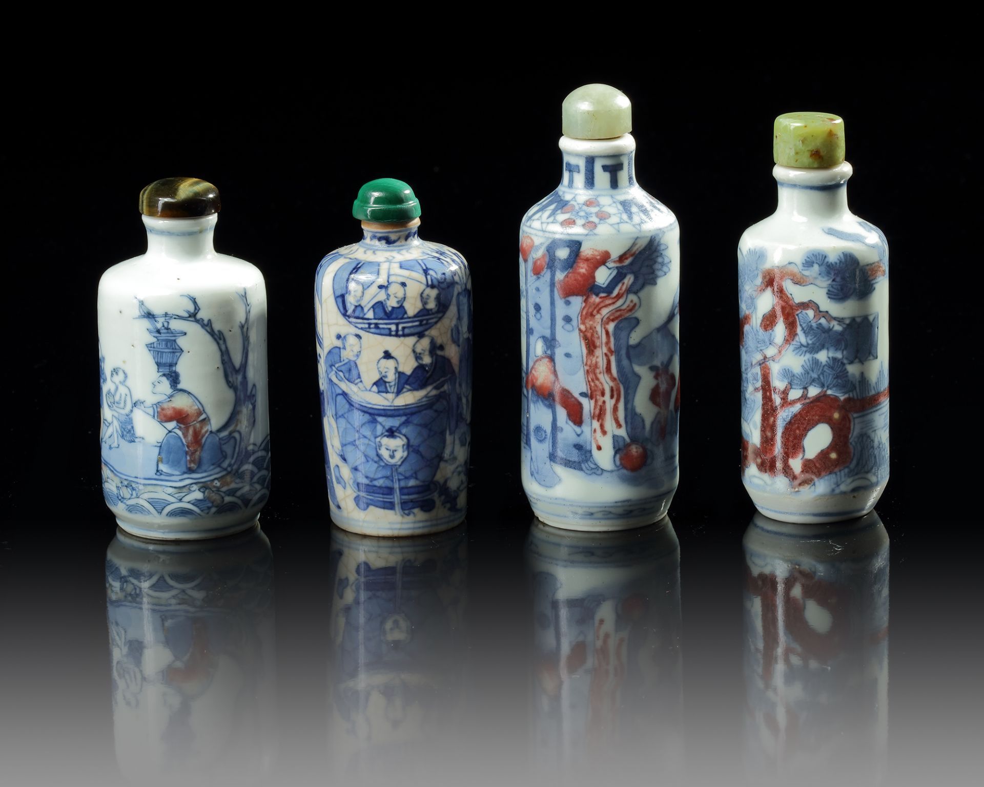 A GROUP OF FOUR CHINESE BLUE AND WHITE 'FIGURAL' SNUFF BOTTLES - Bild 2 aus 3
