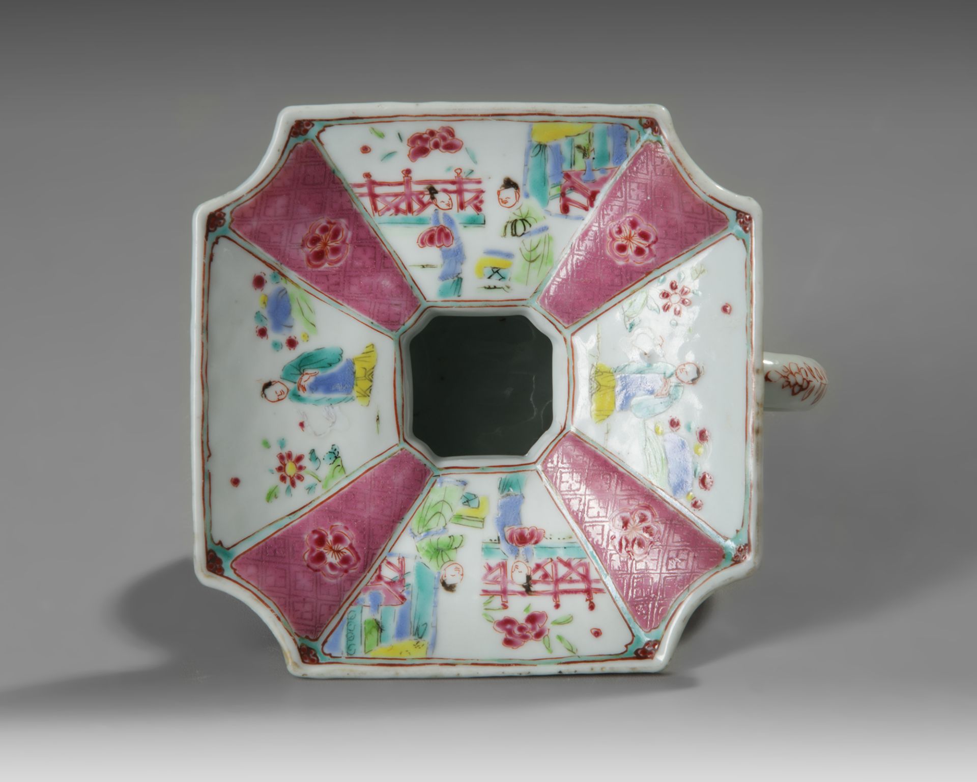 A CHINESE FAMILLE ROSE SPITTOON - Bild 3 aus 5