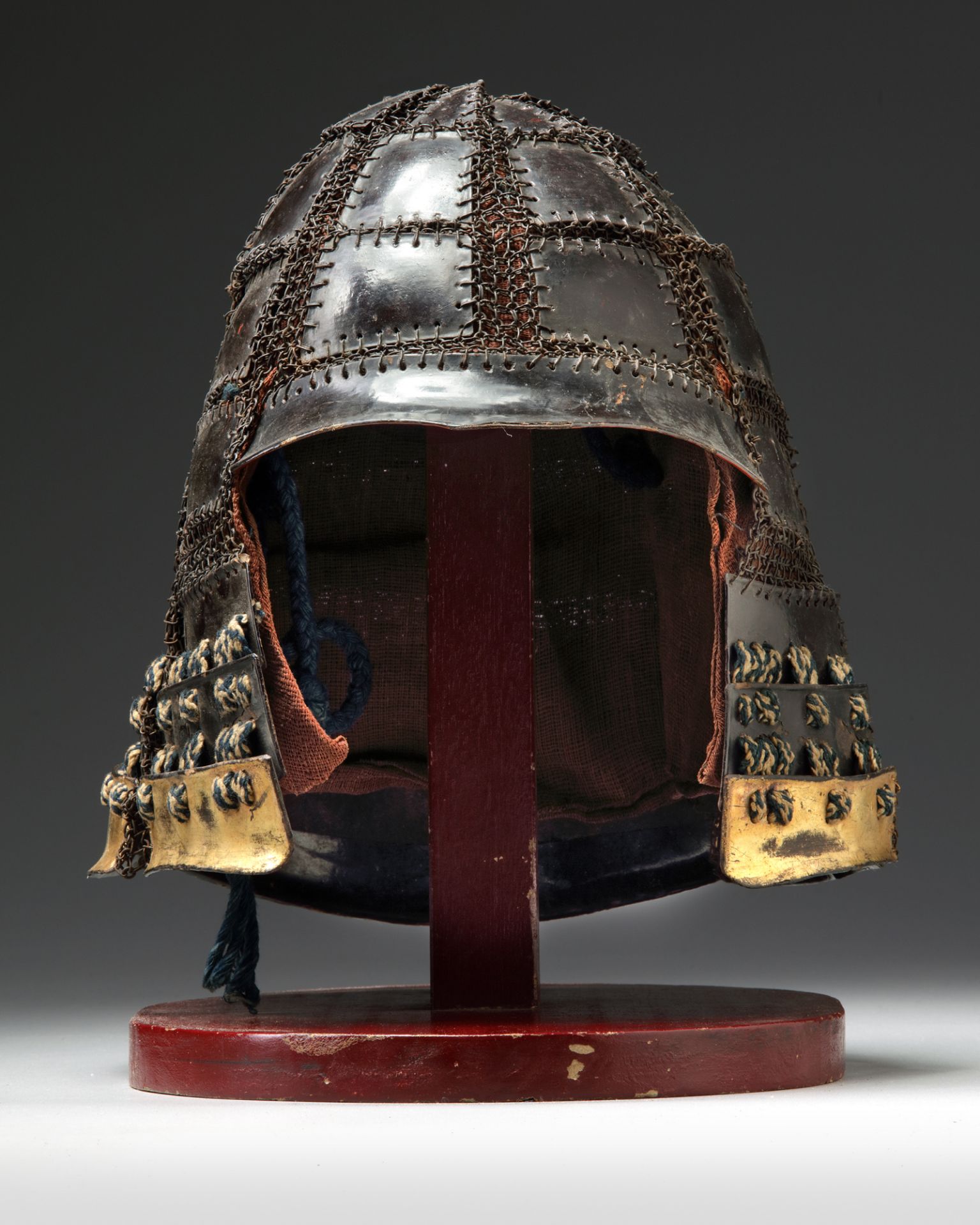 A JAPANESE WARRIOR HELMET (KABUTO) CONSISTING OF BLACK LACQUERED METAL PLATES - Image 3 of 4
