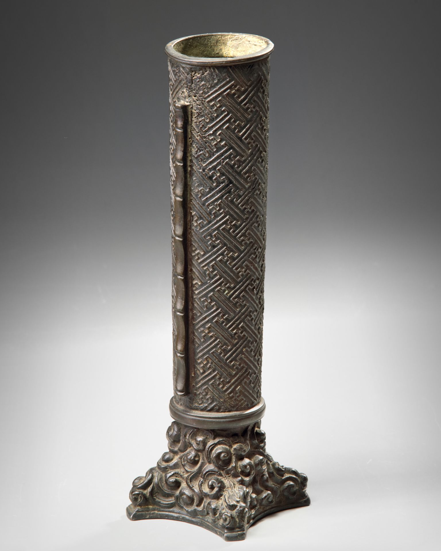 A BLACK BRONZE JAPANESE 'CHINESE STYLE' VASE IN THE SHAPE OF A PILLAR - Image 3 of 3