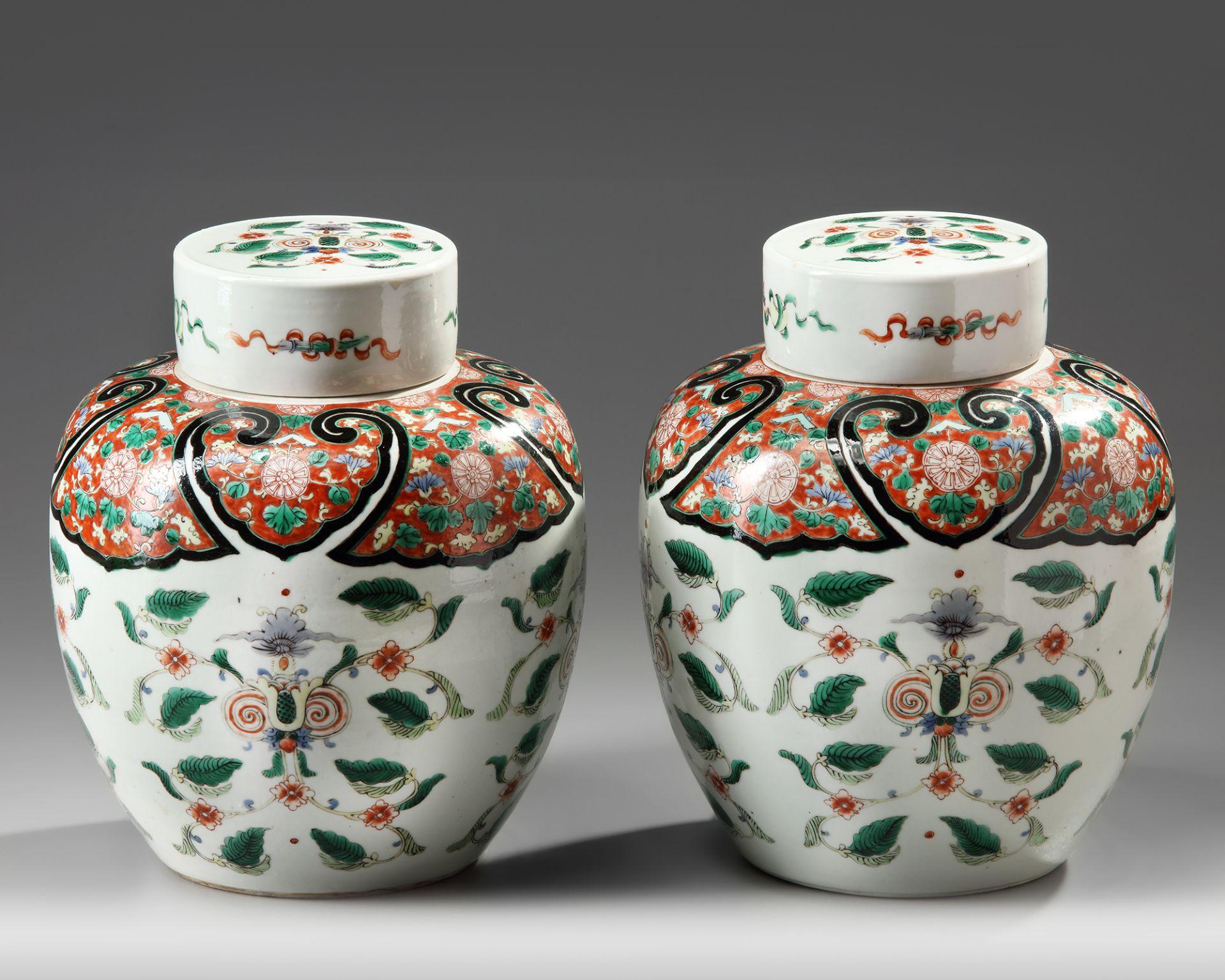 A PAIR OF FAMILLE ROSE GINGER JARS AND COVERS - Bild 2 aus 3