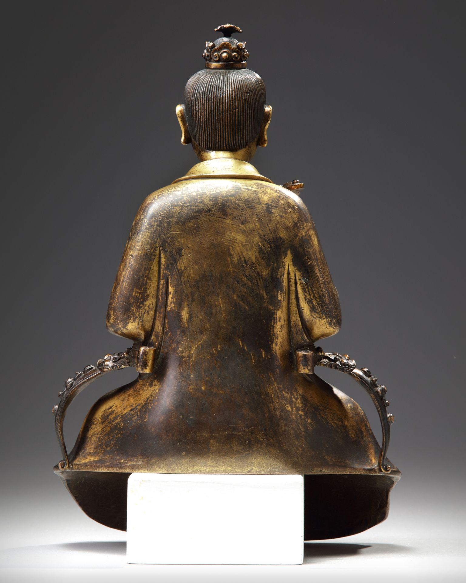 A CHINESE GILT BRONZE FIGURE OF A SCHOLAR - Bild 4 aus 6