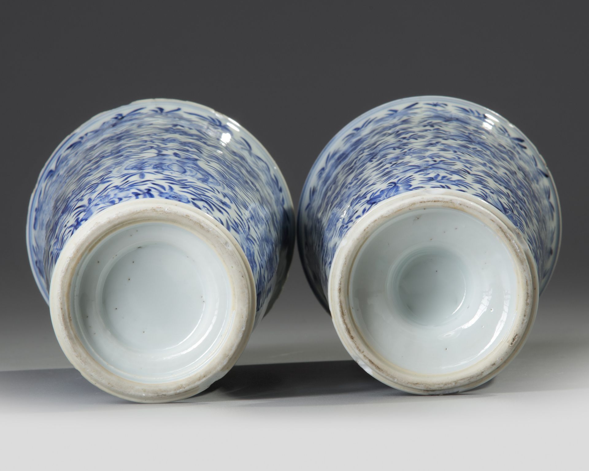 A PAIR OF CHINESE BLUE AND WHITE BEAKER VASES - Image 4 of 5