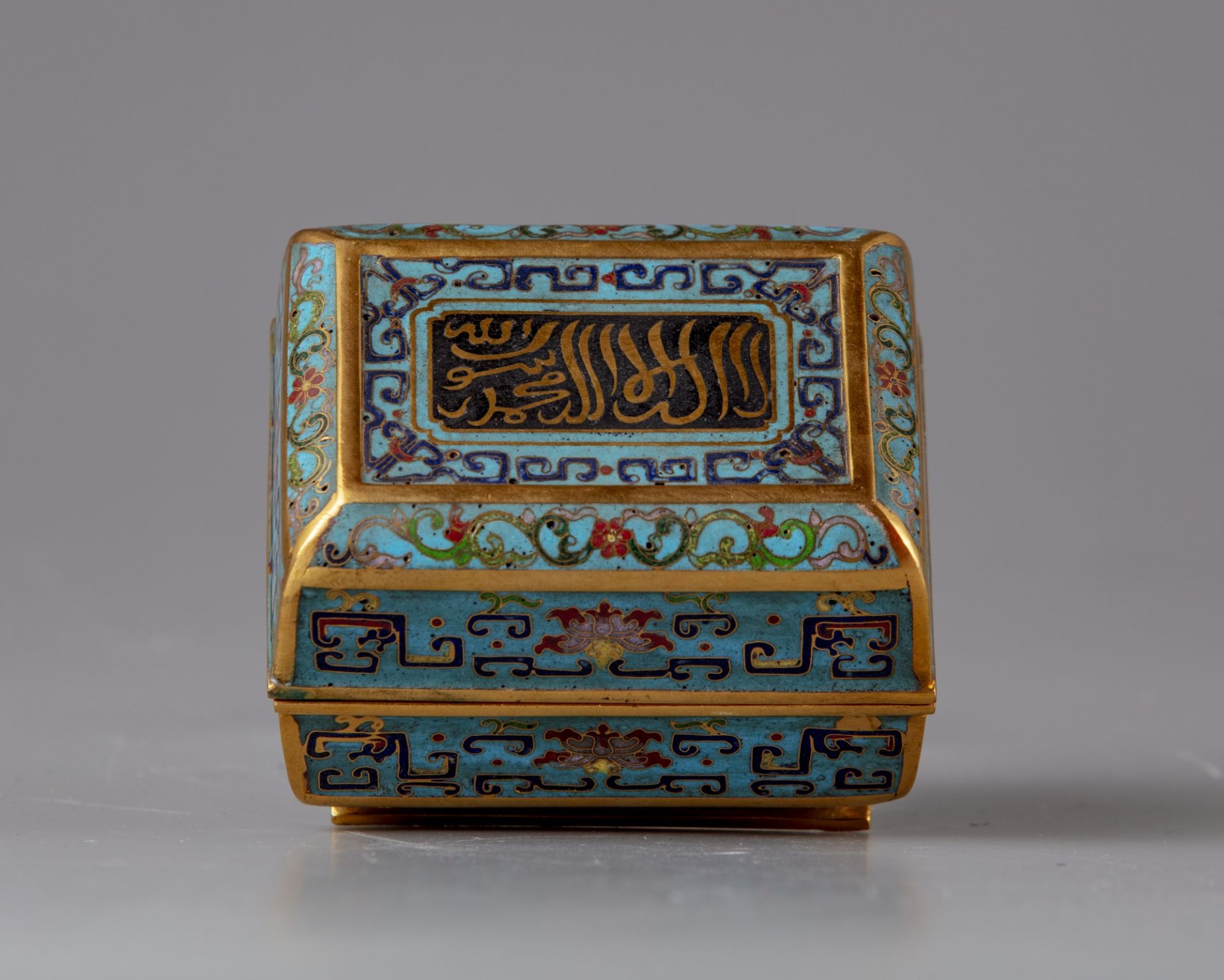 A Chinese cloisonné enamel 'Islamic market' box and cover - Bild 4 aus 11