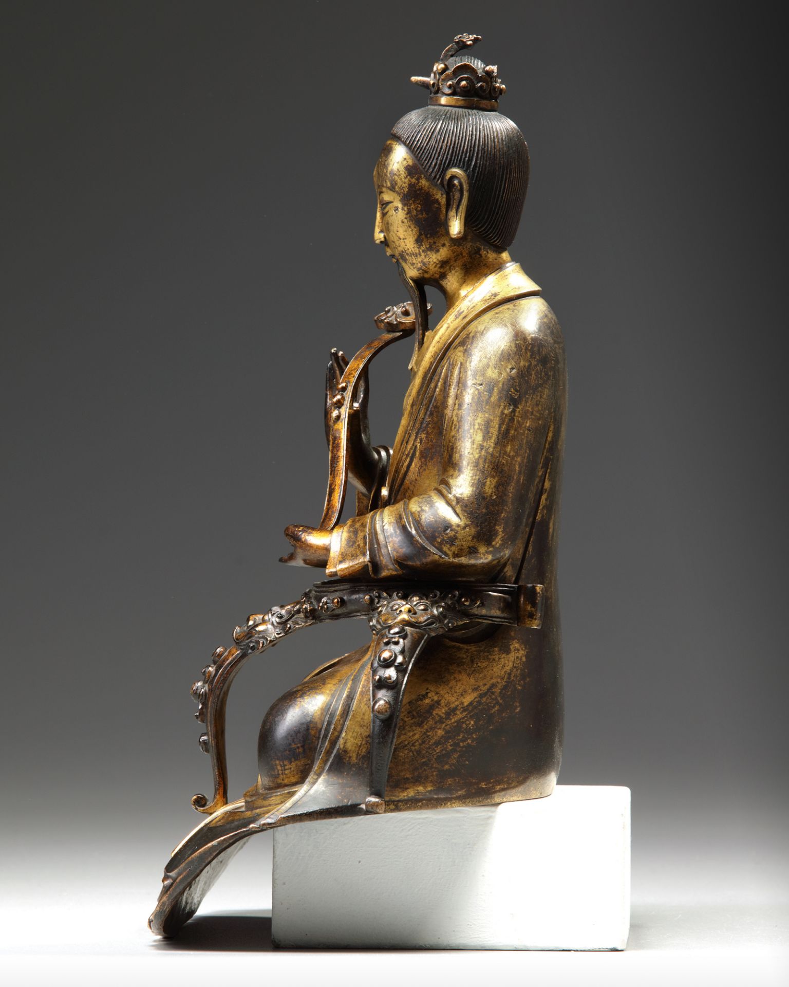 A CHINESE GILT BRONZE FIGURE OF A SCHOLAR - Bild 5 aus 6